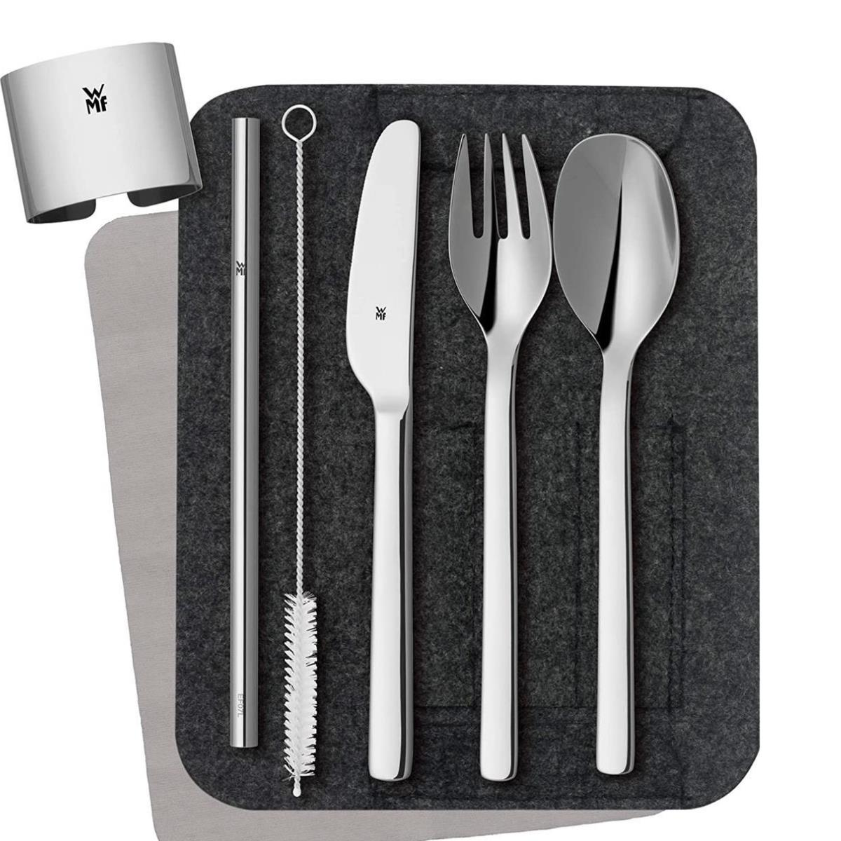 Set aus Besteck auf einer grauen Filzunterlage. Enthält Messer, Gabel, Löffel, Strohhalm.