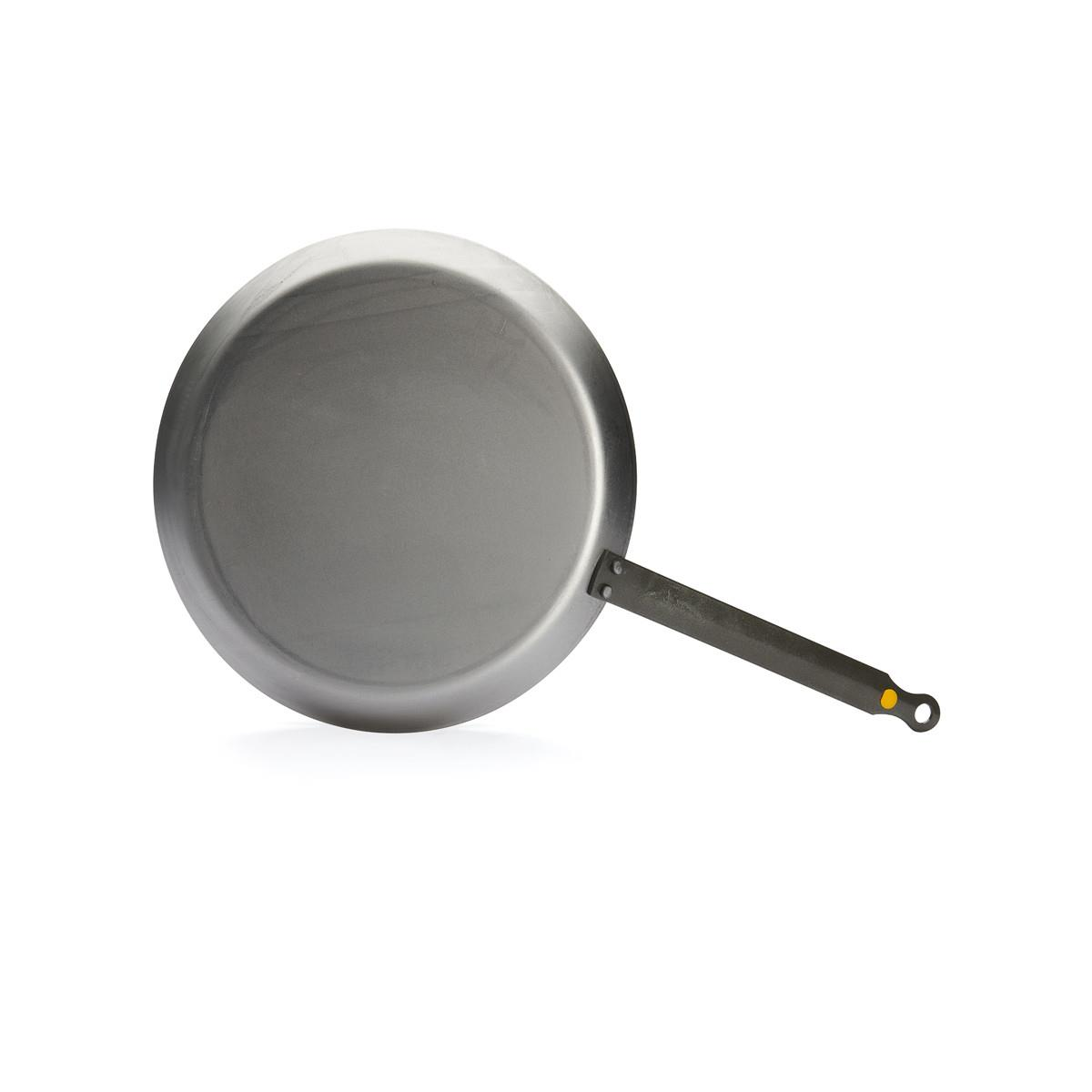 Eine runde Bratpfanne aus Metall mit einem langen, schwarzen Griff. Die Pfanne wird von unten gesehen.