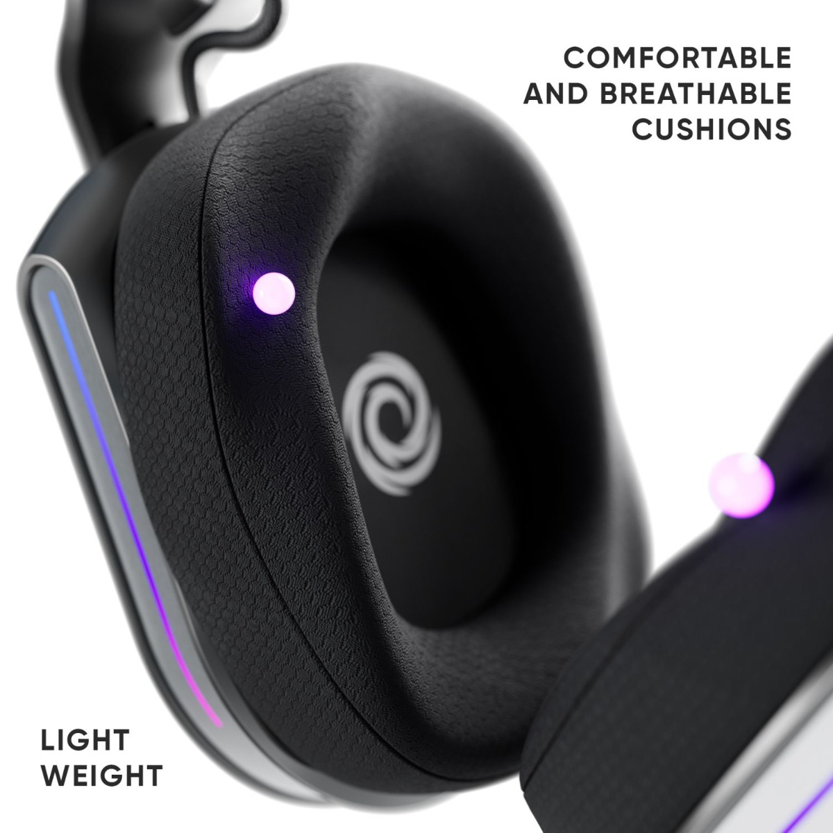 Czarne słuchawki, zbliżenie, ze słowami: Wygodne i oddychające poduszki. Białe tło.