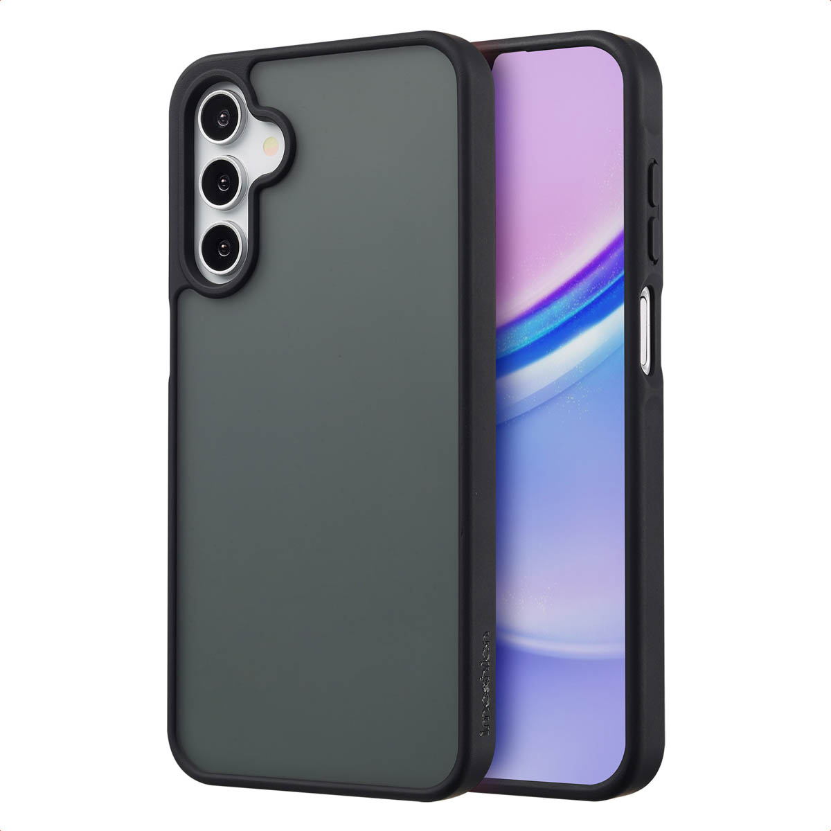 Coque de téléphone vert foncé avec trois découpes pour appareil photo. Téléphone avec écran clair dans l'étui. Fond blanc.