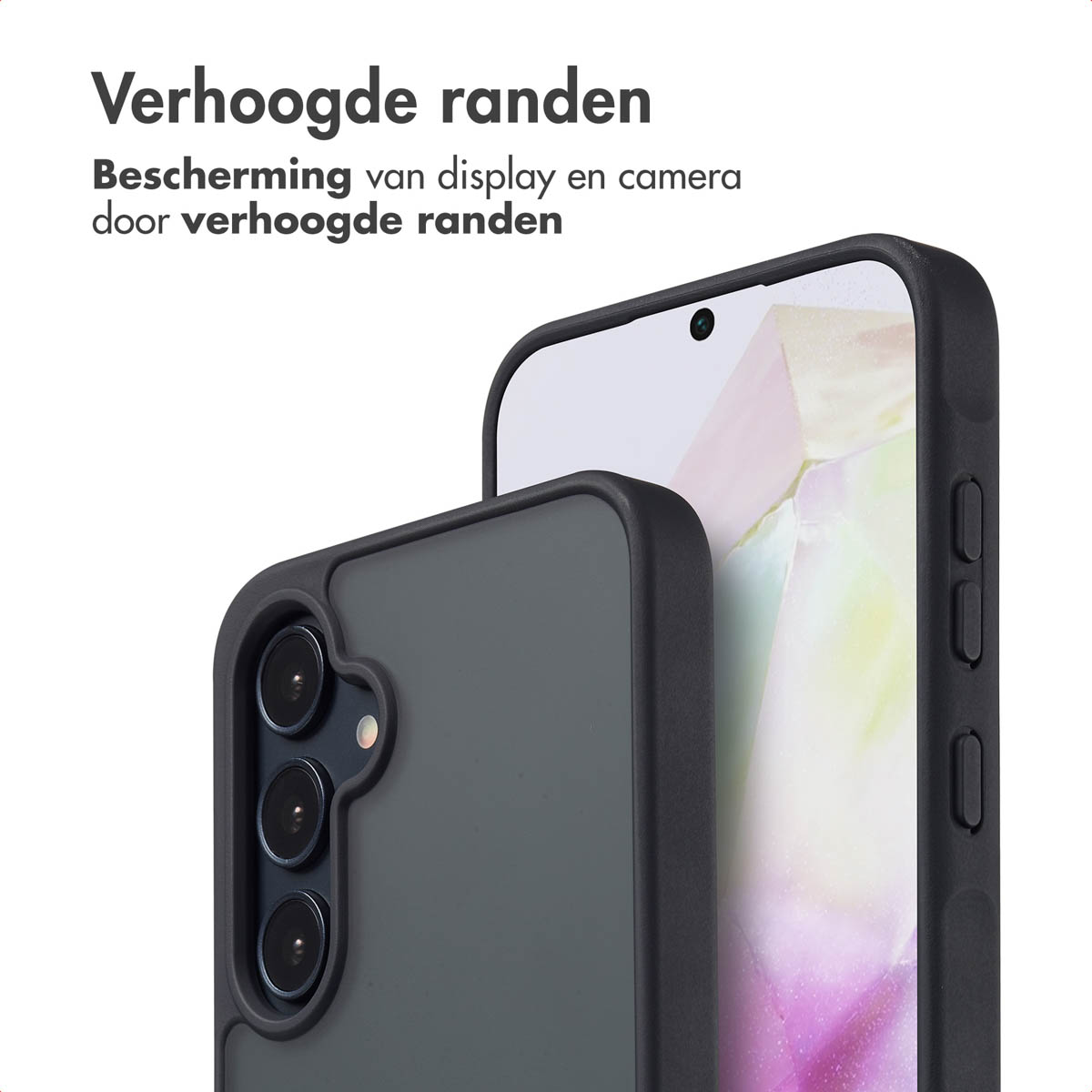 Donkere telefoonhoes, zijaanzicht met verhoogde randen. Telefoon op de achtergrond, toont scherm en camera.