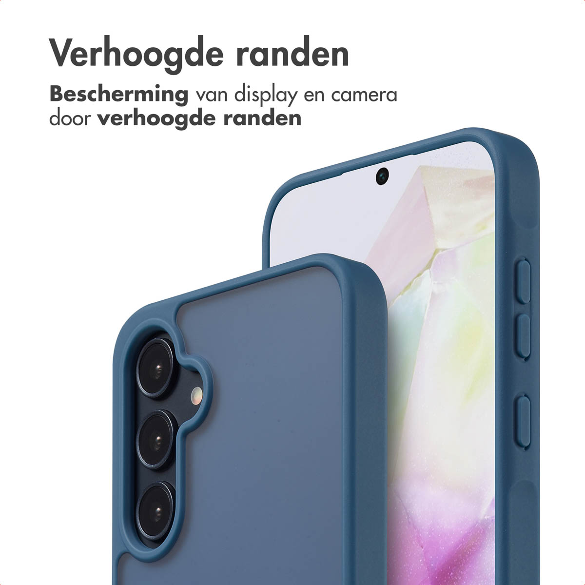 Blauwe telefoonhoes, zijaanzicht met verhoogde randen. Telefoon op de achtergrond, toont scherm en camera.