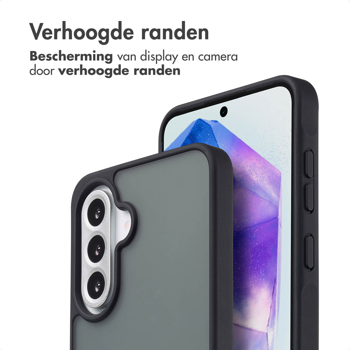 Telefoonhoesjes met opstaande randen. Een telefoon zit in de hoes.