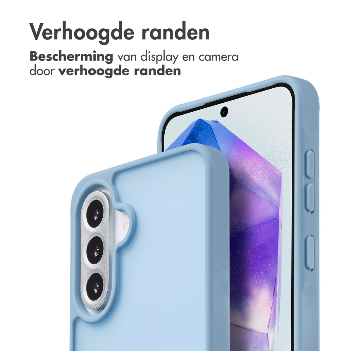 Lichtblauwe telefoonhoes met tekst, en een telefoon met een licht scherm. Geïsoleerd op witte achtergrond.