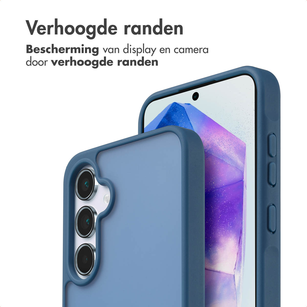 Close-up van een telefoonhoesje met een blauw frame, dat een telefoon met een blauwe achterkant bedekt.