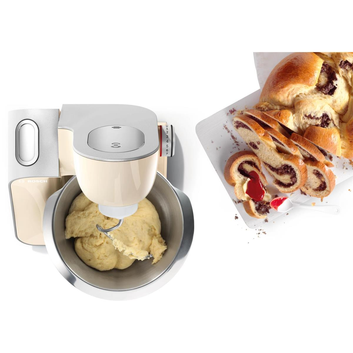 Ein cremefarbener Bosch Küchenmixer mit Teig in der Schüssel, daneben eine geschnittene Babka.