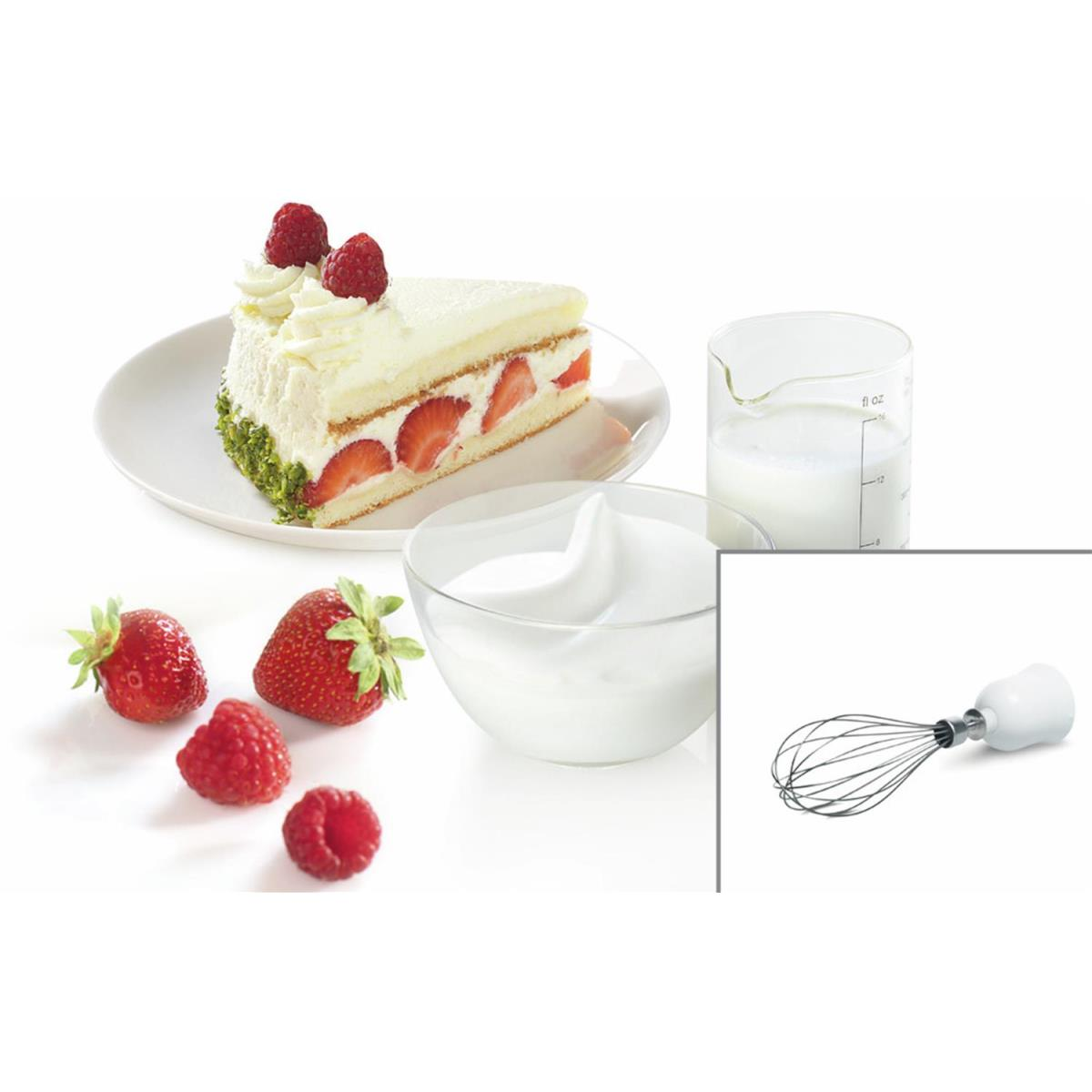 Kuchenscheibe mit Erdbeeren, Himbeeren, Milch, Schlagsahne und einem Schneebesen auf weißer Oberfläche.