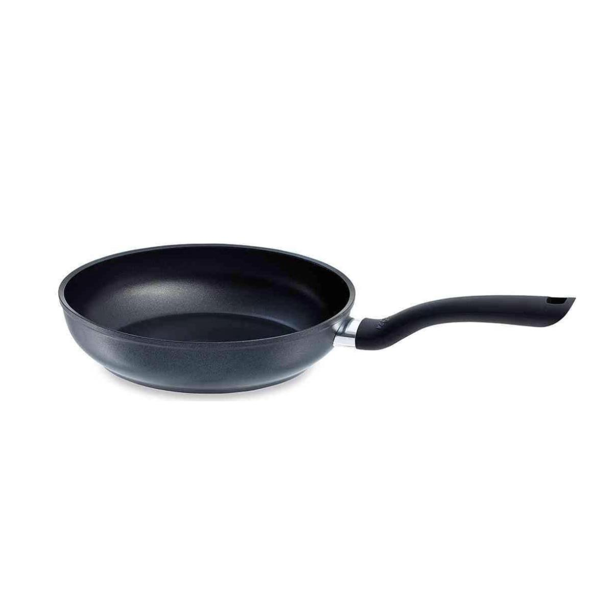 Padella nera con manico nero. Il manico ha un piccolo foro all'estremità.