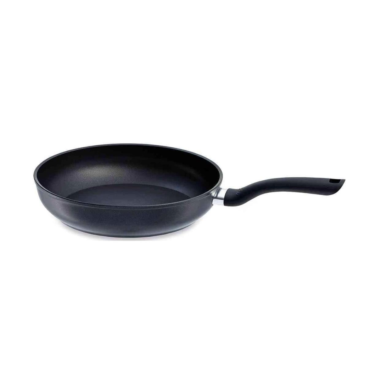 Padella nera con manico nero su sfondo bianco.
