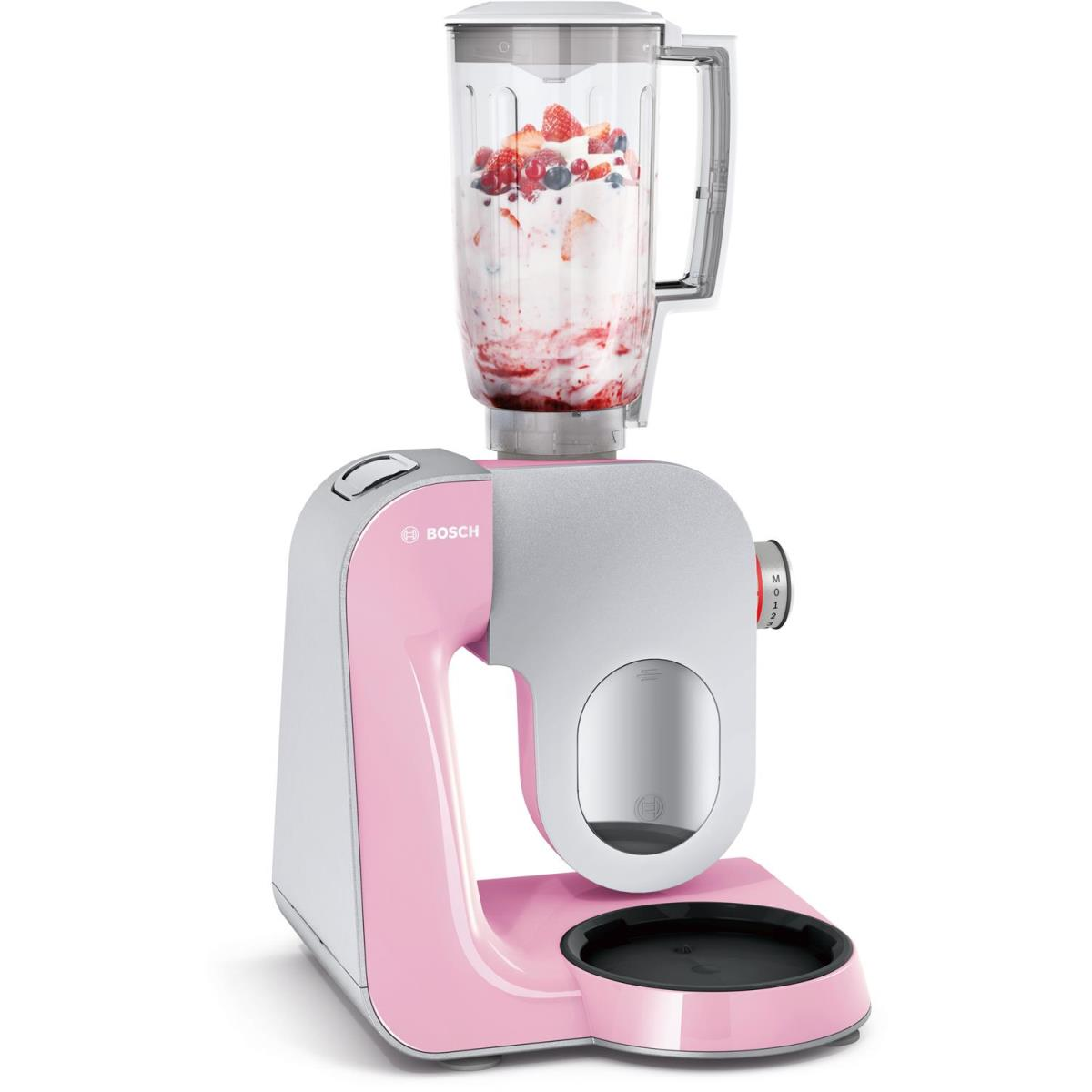 Bir kişi, meyvelerle smoothie yapmak için bir blender kullanıyor. Blender pembe.