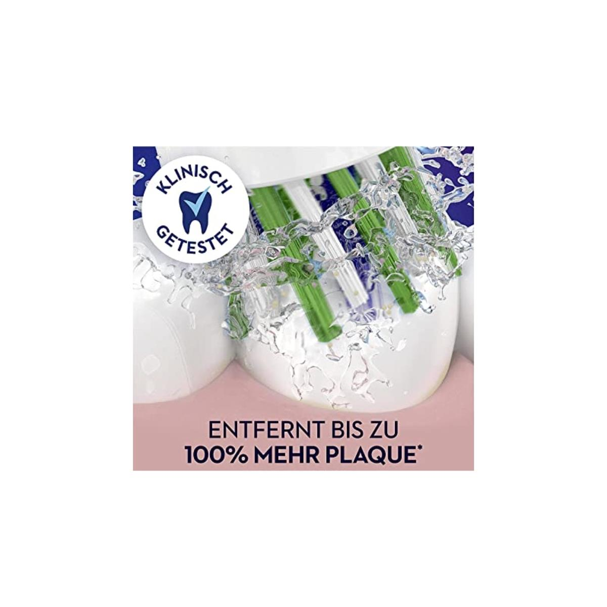 Primo piano delle setole dello spazzolino che puliscono i denti. L'acqua e il testo "100% più placca" sono visibili.
