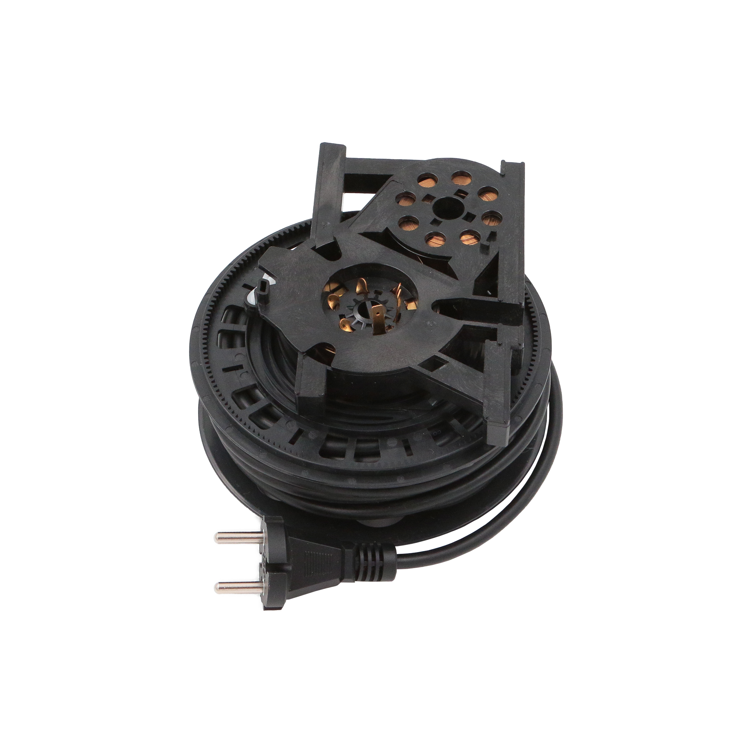 Eine schwarze Kabeltrommel. Sie hat einen Stecker und eine Steckdose, alles auf weißem Hintergrund.