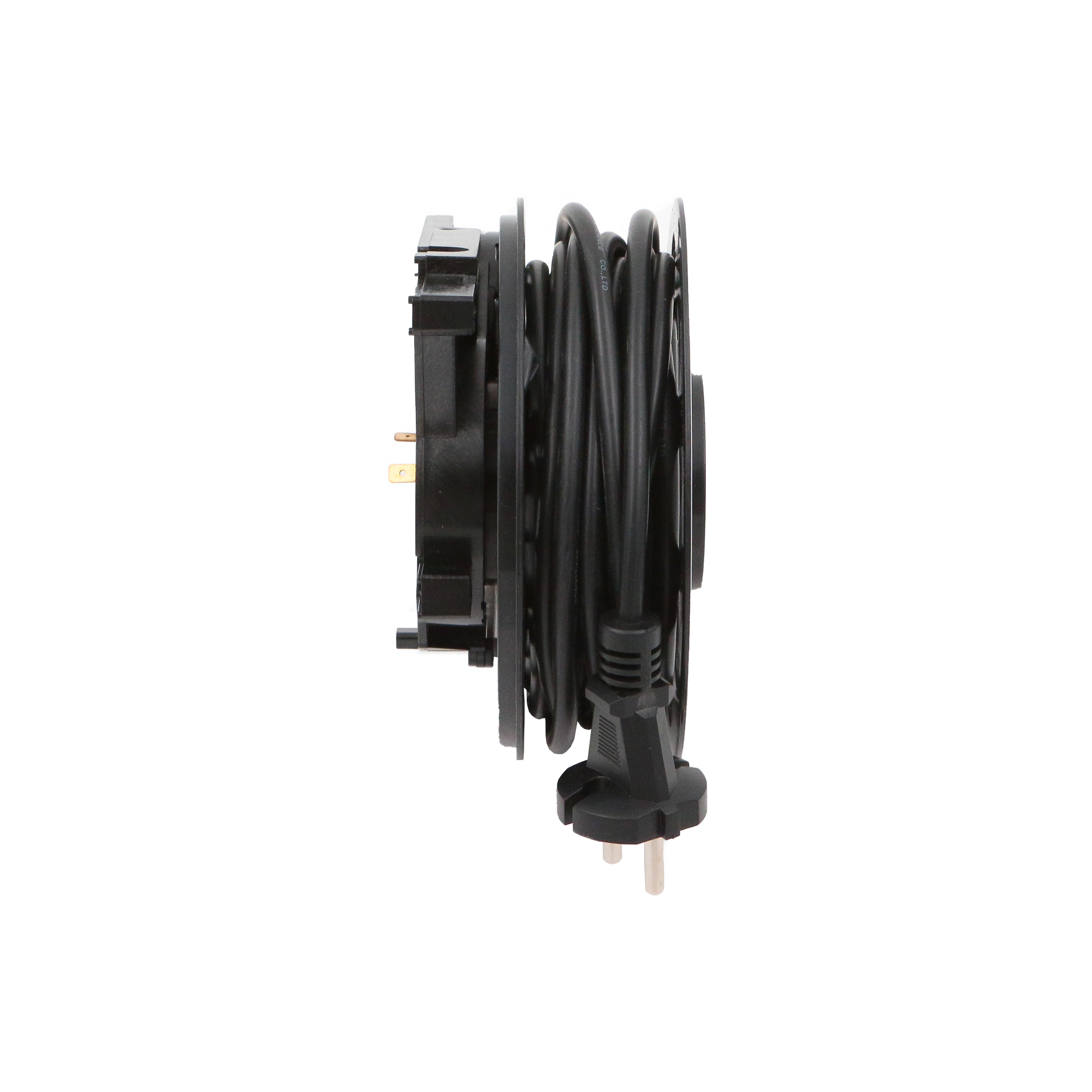 Schwarze Kabeltrommel mit dreipoligem Stecker auf weißem Hintergrund. Seitenansicht.