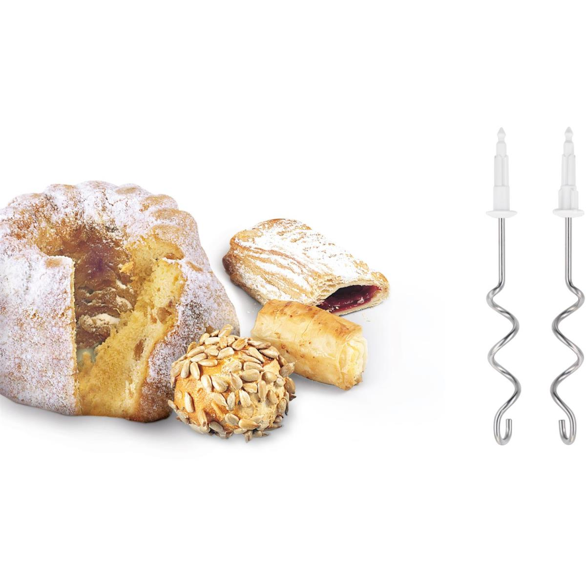 Różne wypieki i akcesoria do miksera na białym tle.