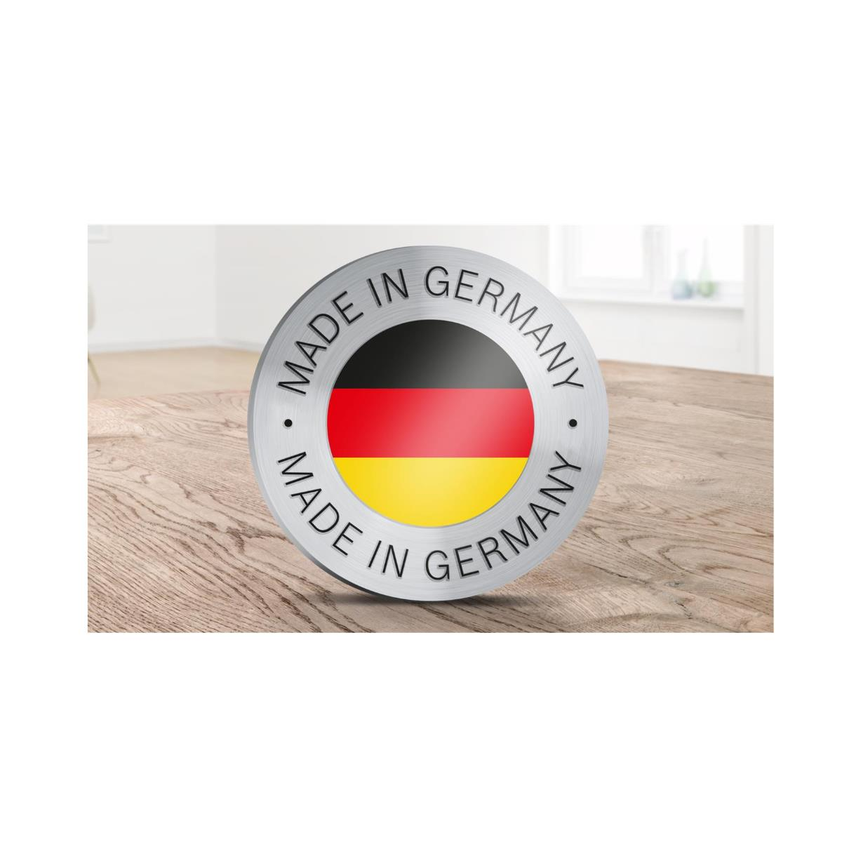 Insignia "Made in Germany" en mesa de madera, colores de la bandera alemana.