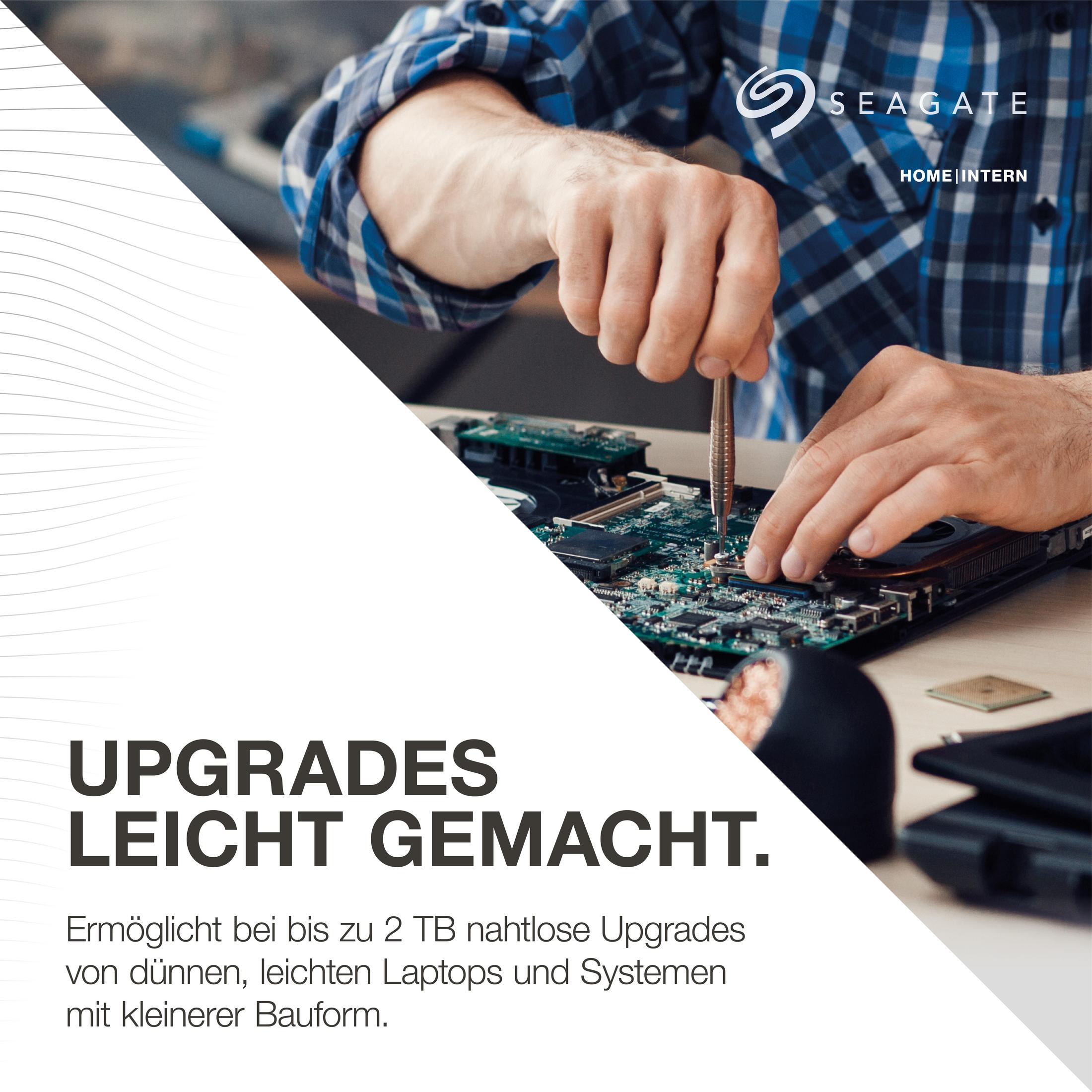 Person arbeitet an einer Leiterplatte mit Text: UPGRADES LEICHT GEMACHT.