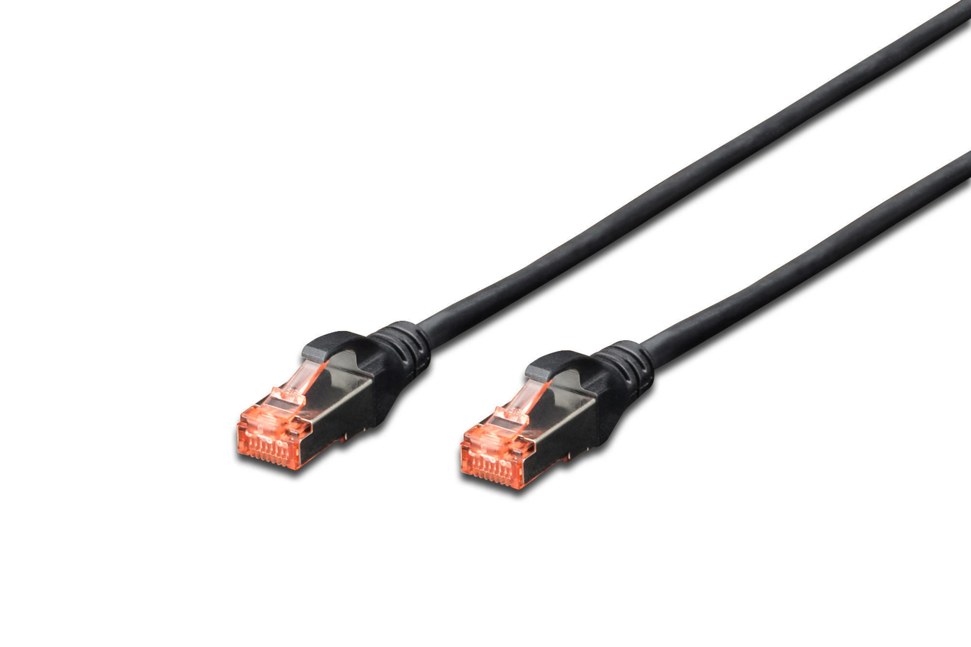 Câble Ethernet noir avec connecteurs orange. Il y a deux connecteurs à chaque extrémité.