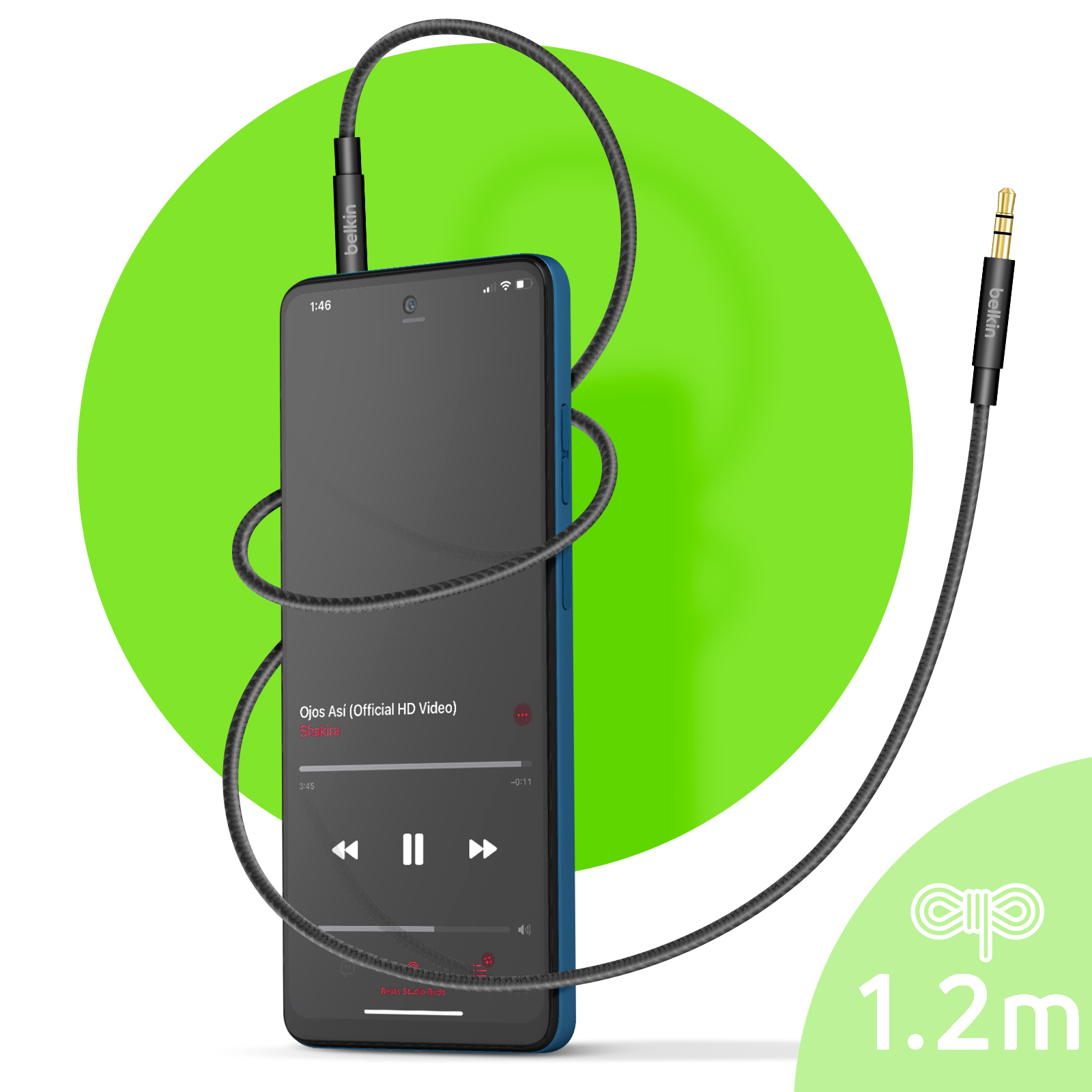 Ein schwarzes Telefon ist mit einem schwarzen Kabel verbunden. Das Telefon zeigt eine Musik-App. Ein grüner Kreis im Hintergrund.