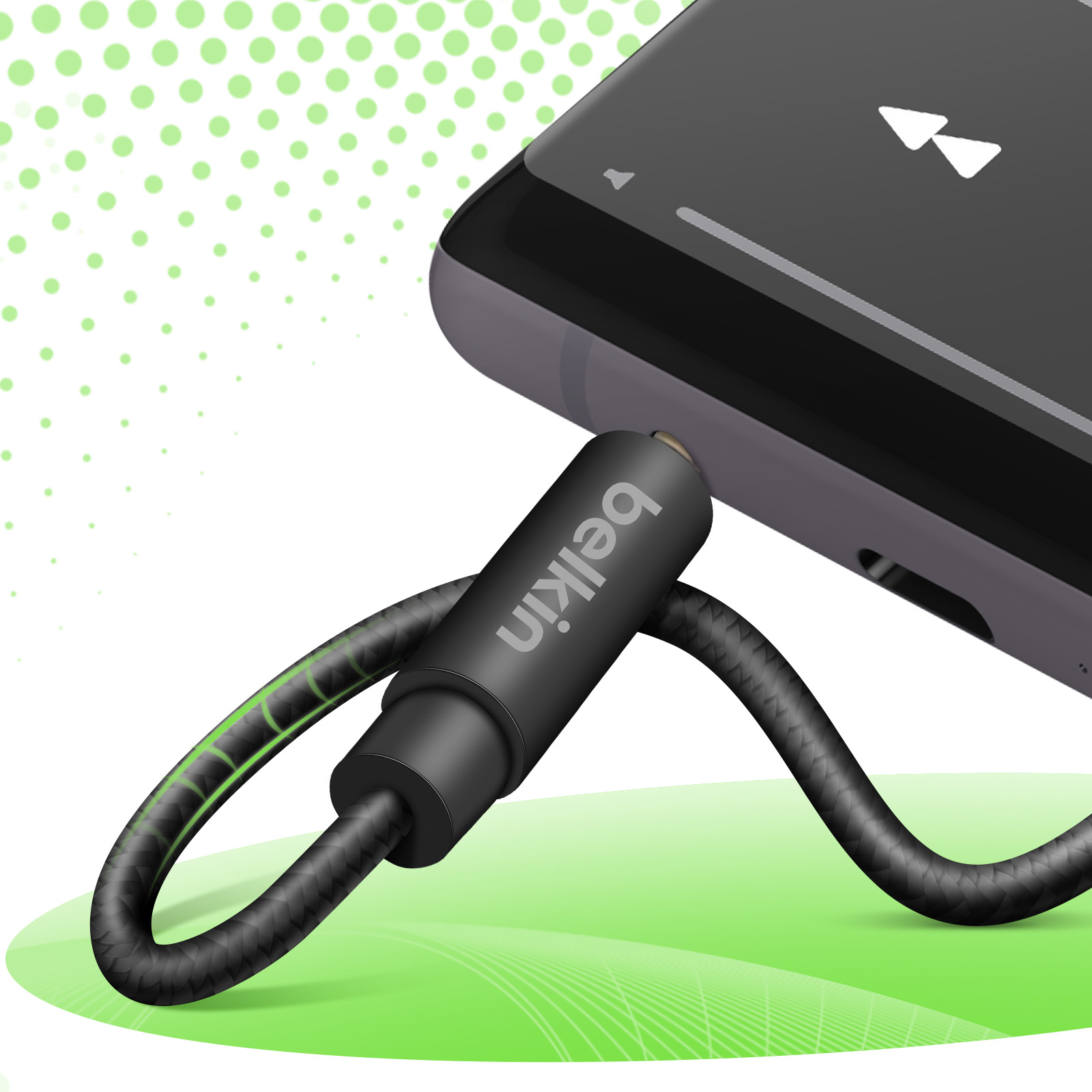Schwarzes Belkin Audiokabel, das mit einem Telefon verbunden ist, mit grünem Hintergrund.