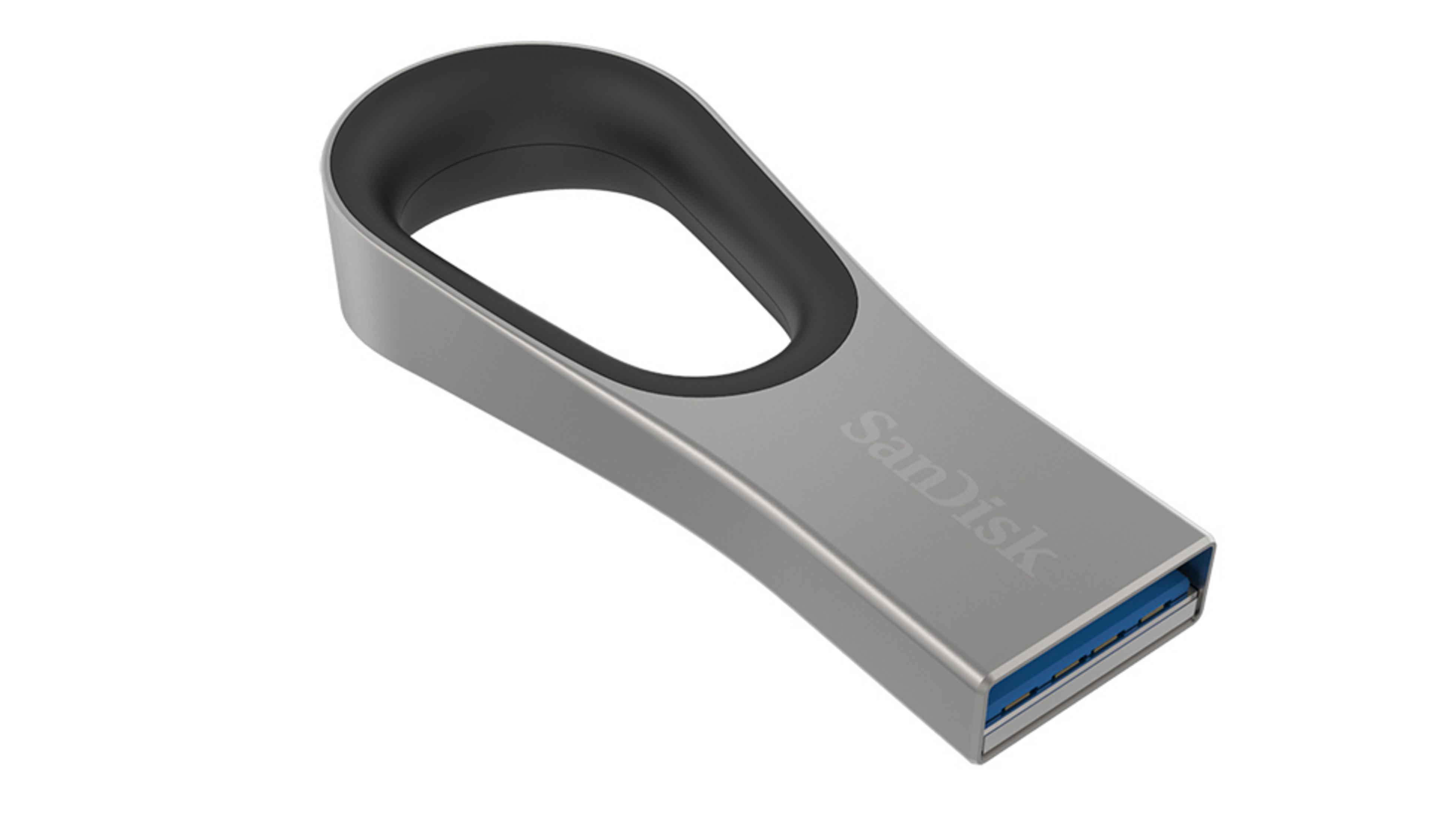 Una chiavetta USB SanDisk argento e nera su sfondo bianco, vista in prospettiva.
