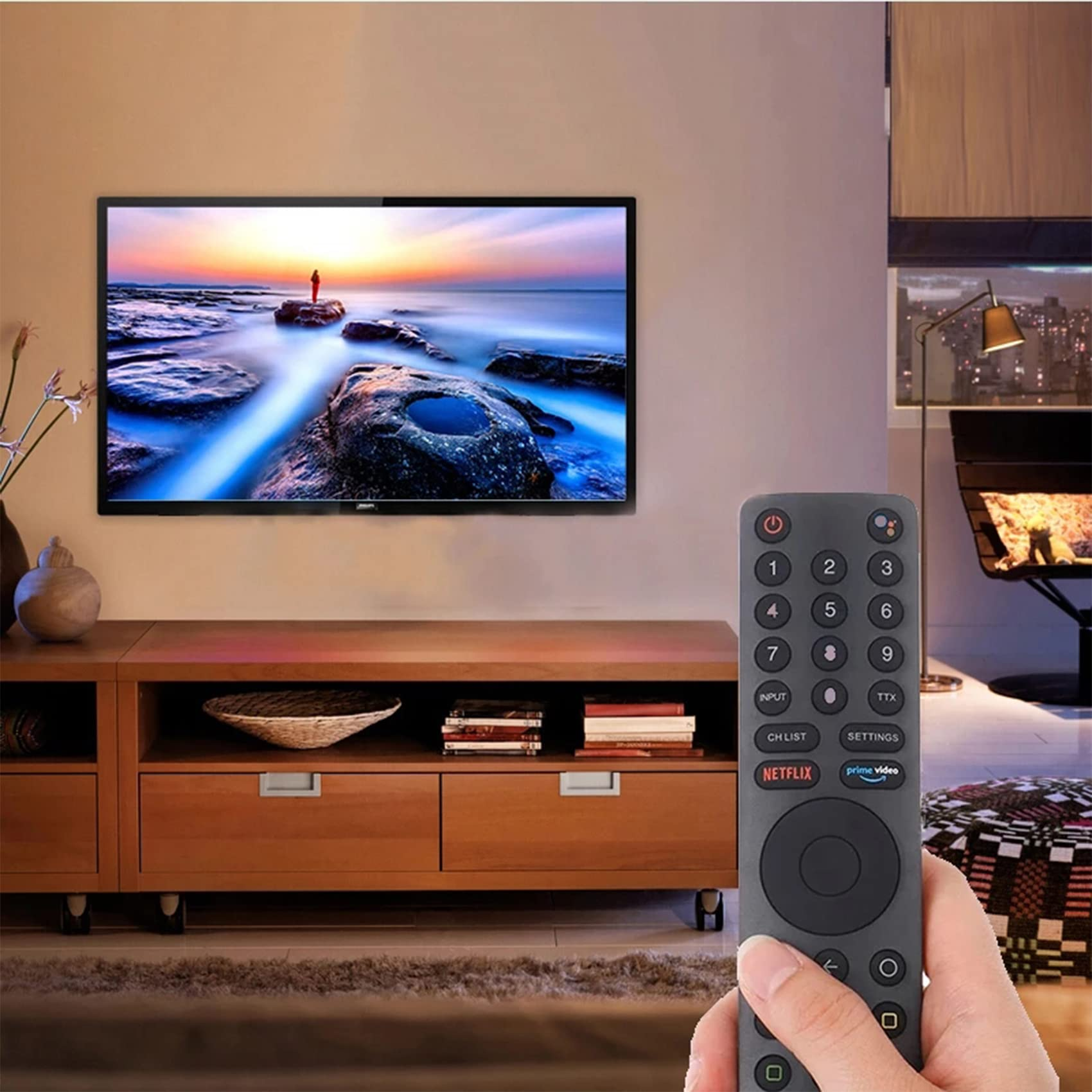 Ein Fernseher auf einem Holzschrank, eine Fernbedienung in der Hand und eine Lampe im Hintergrund.