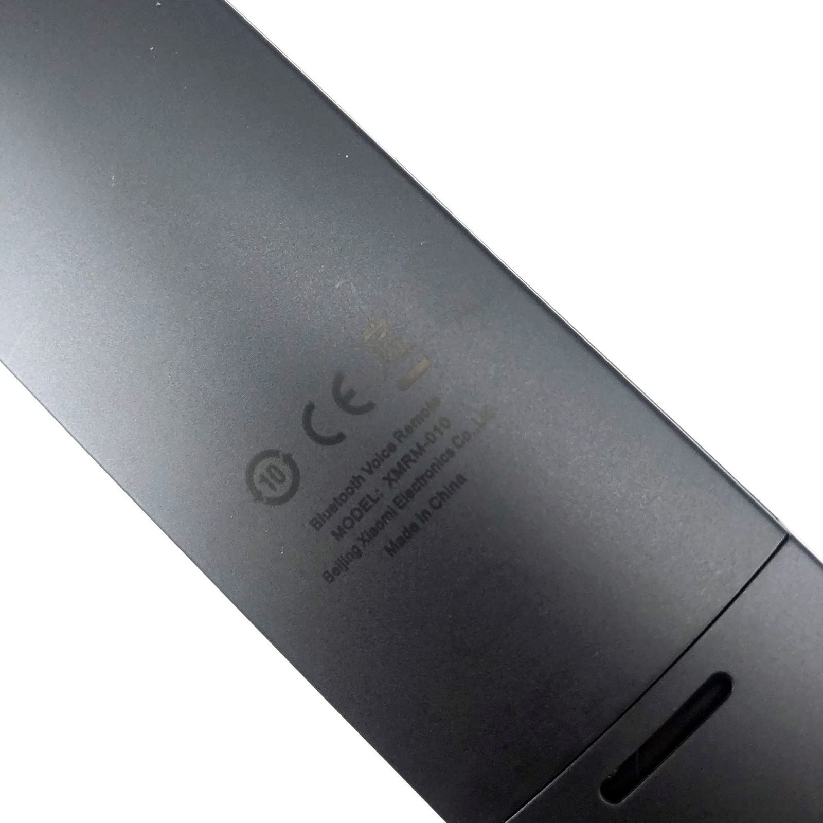 Rückseite einer schwarzen Fernbedienung mit Text: Bluetooth Voice Remote, Modell XMRM-010, Made in China.