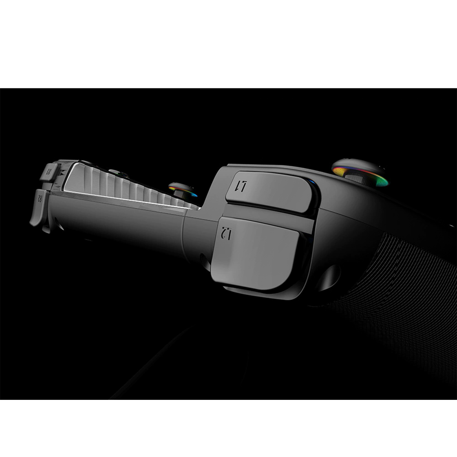 Schwarzer Gamepad-Controller mit den Tasten L1, L2, R1, R2. Schwarzer Hintergrund.