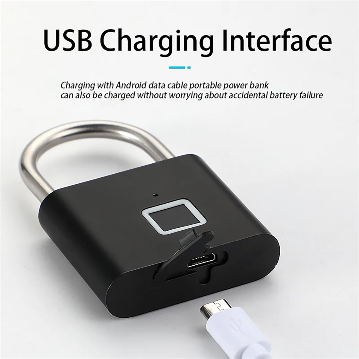 Ein schwarzes Vorhängeschloss mit Fingerabdrucksensor und USB-Ladeanschluss. Ein weißes USB-Kabel ist angeschlossen.