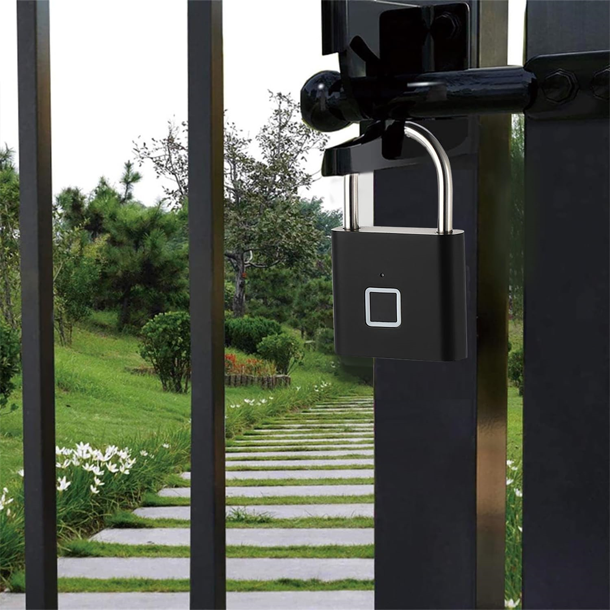 Schwarzes Fingerabdruckschloss an einem Tor. Das Tor befindet sich in einem grasbewachsenen Bereich.