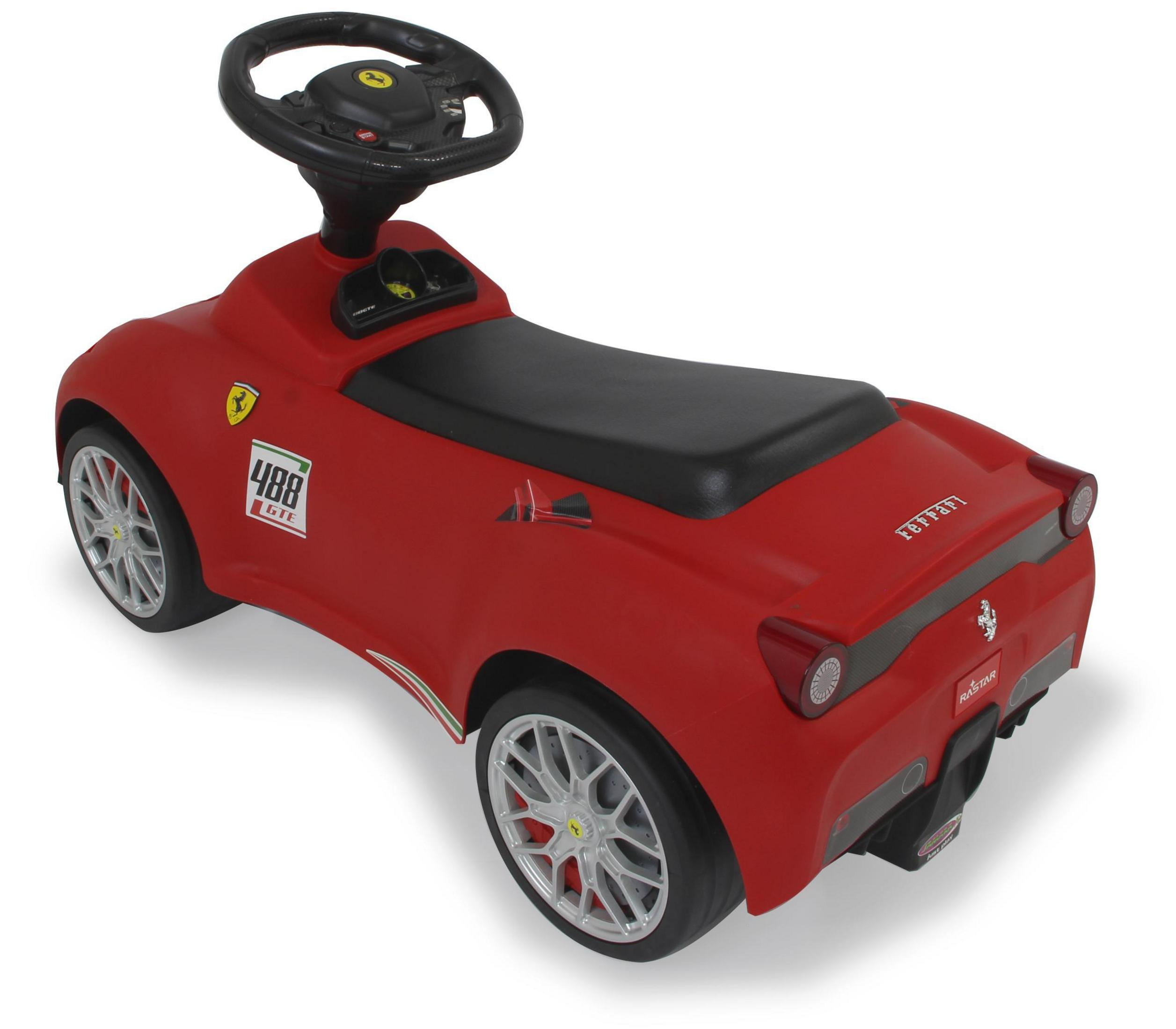 Coche de juguete Ferrari rojo sobre un fondo blanco, con asiento y volante negros.