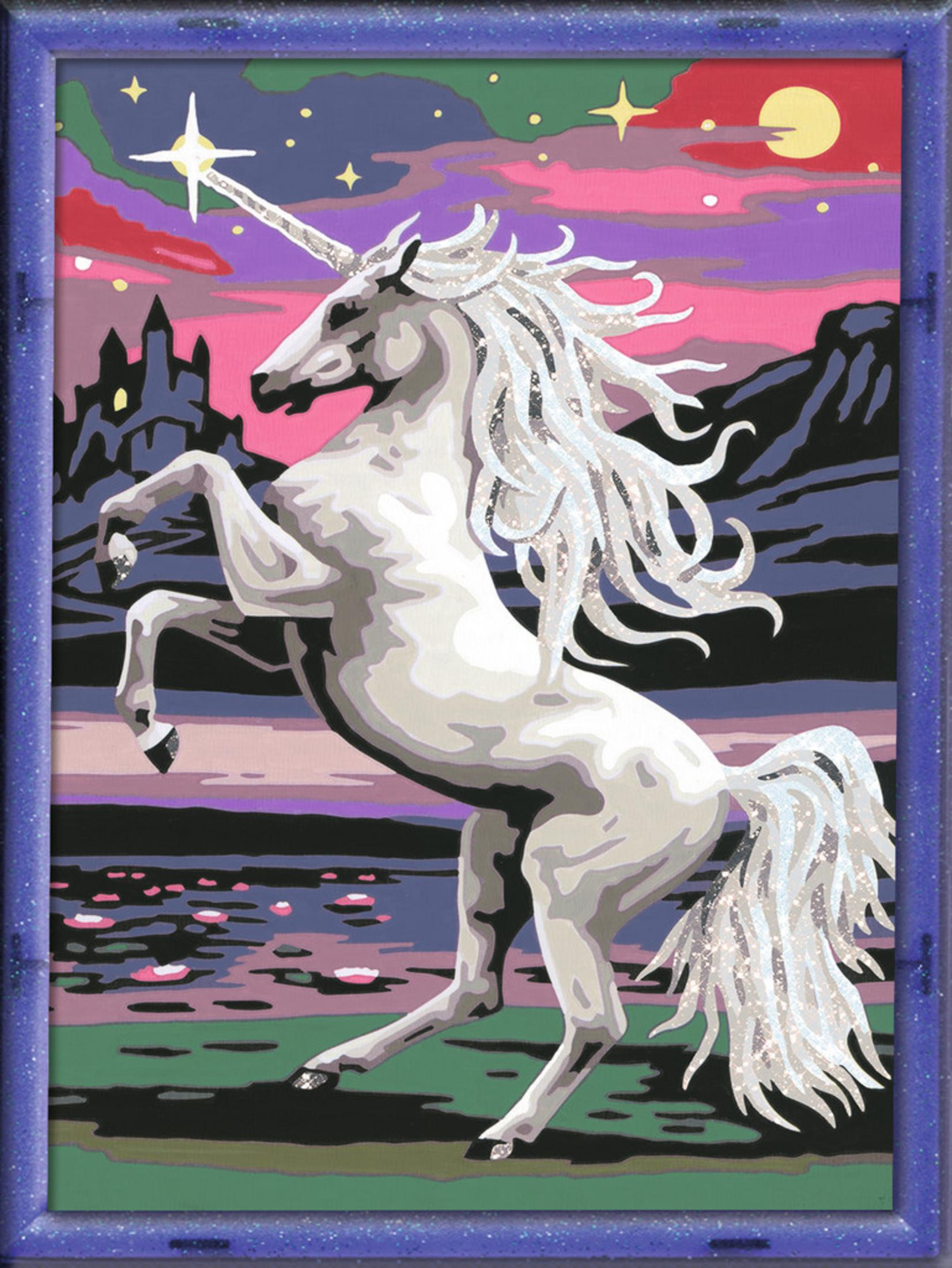Ein Einhorn-Gemälde im Rahmen, auf den Hinterbeinen stehend. Farbenfroher Hintergrund mit Sonnenuntergang, Sternen und Burg.