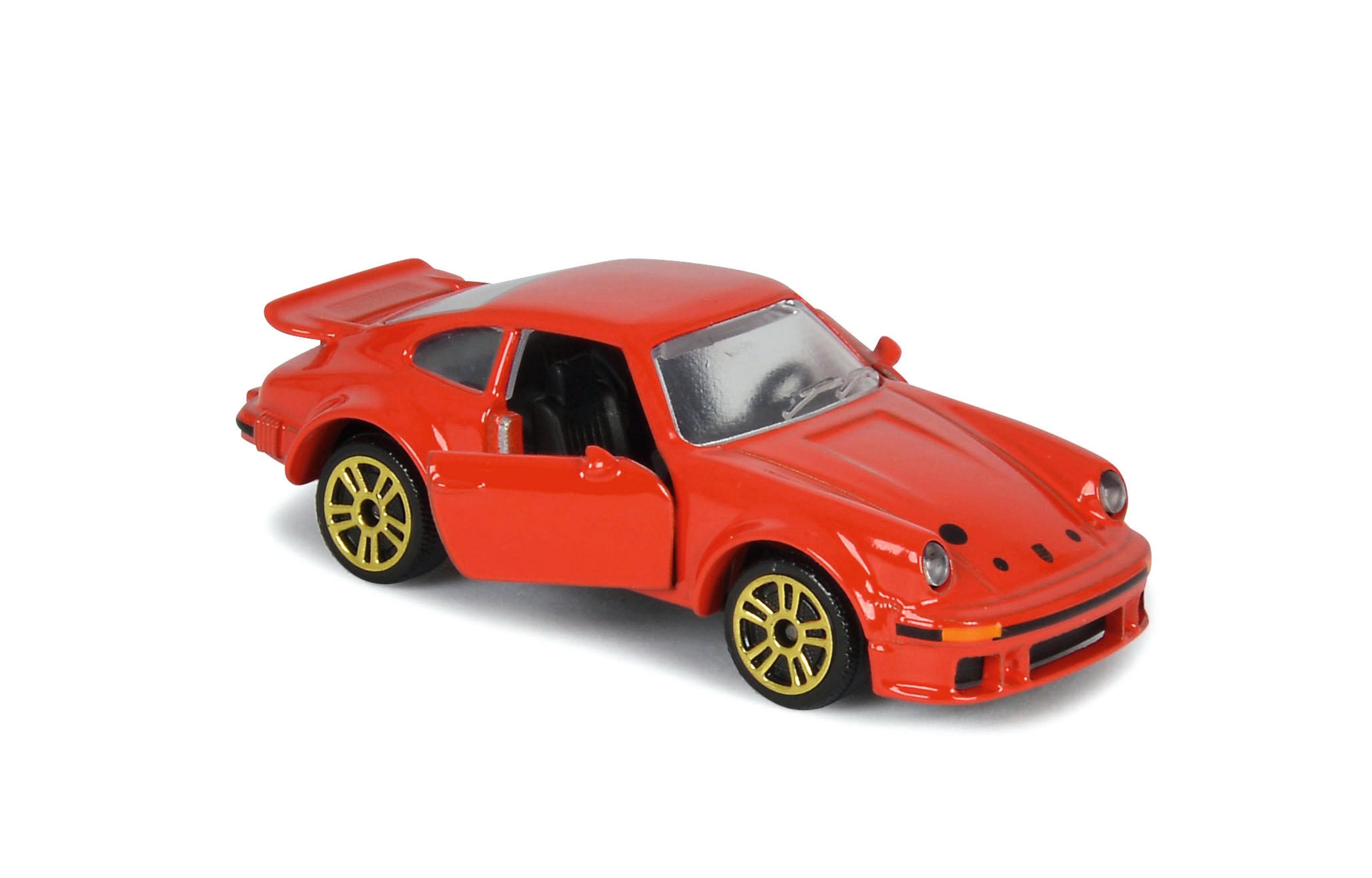 Czerwony samochodzik z żółtymi kołami, otwarte drzwi. Samochód na białym tle. Klasyczny design.