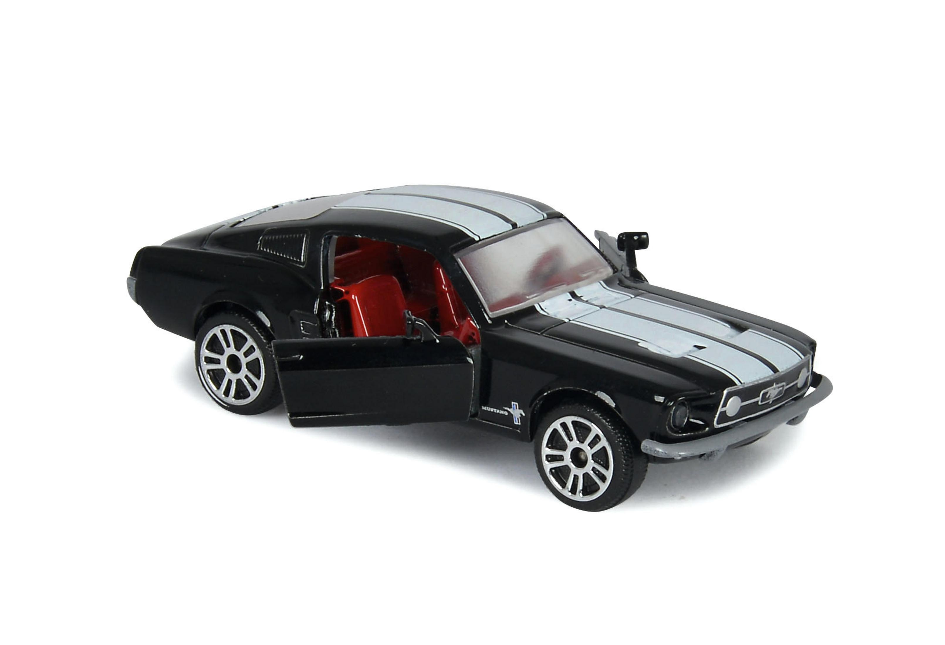 Czarny klasyczny samochód z białymi pasami, otwarte drzwi, czerwone wnętrze, na białym tle.