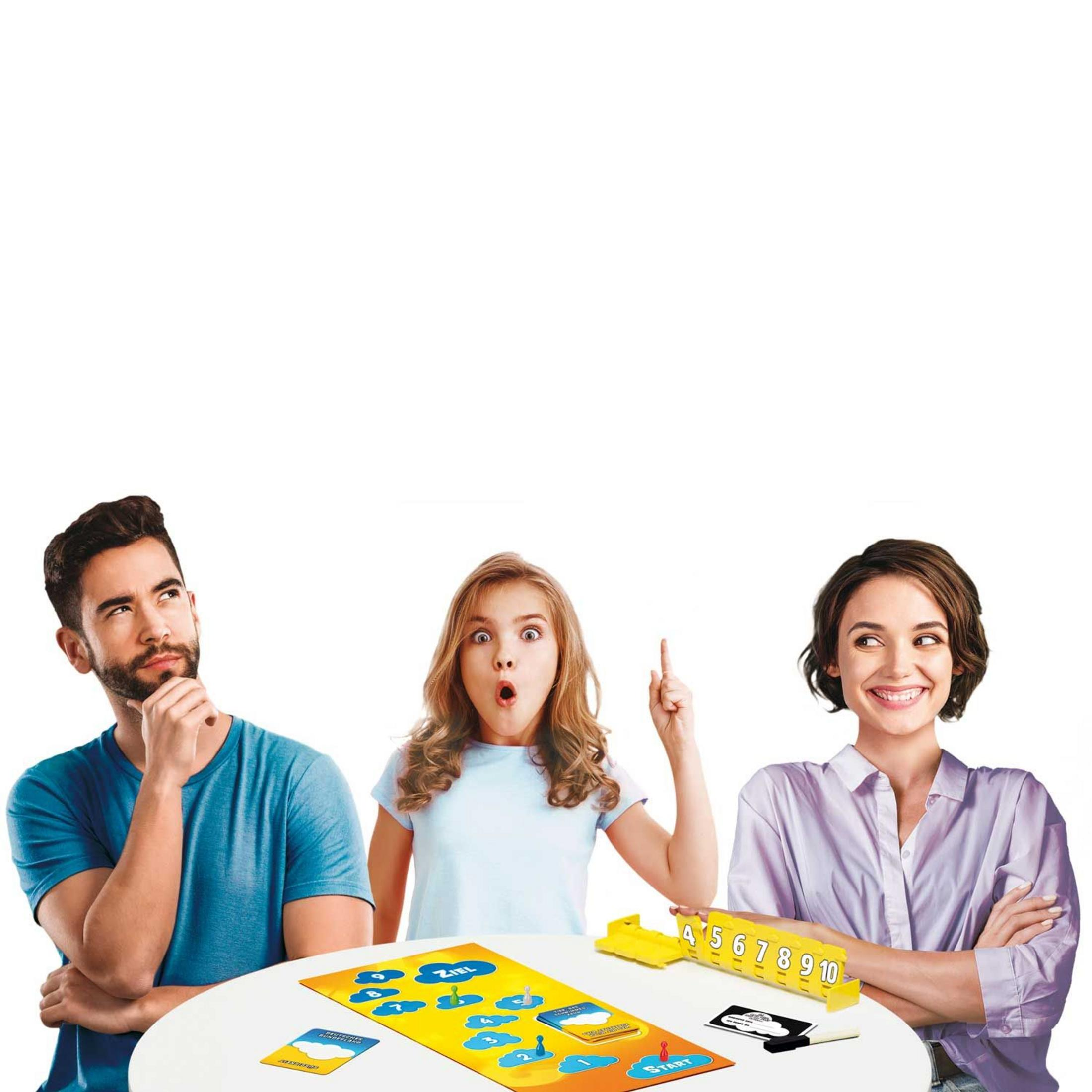 Eine Familie spielt ein Brettspiel. Das Mädchen zeigt nach oben. Das Spiel ist auf einem Tisch.