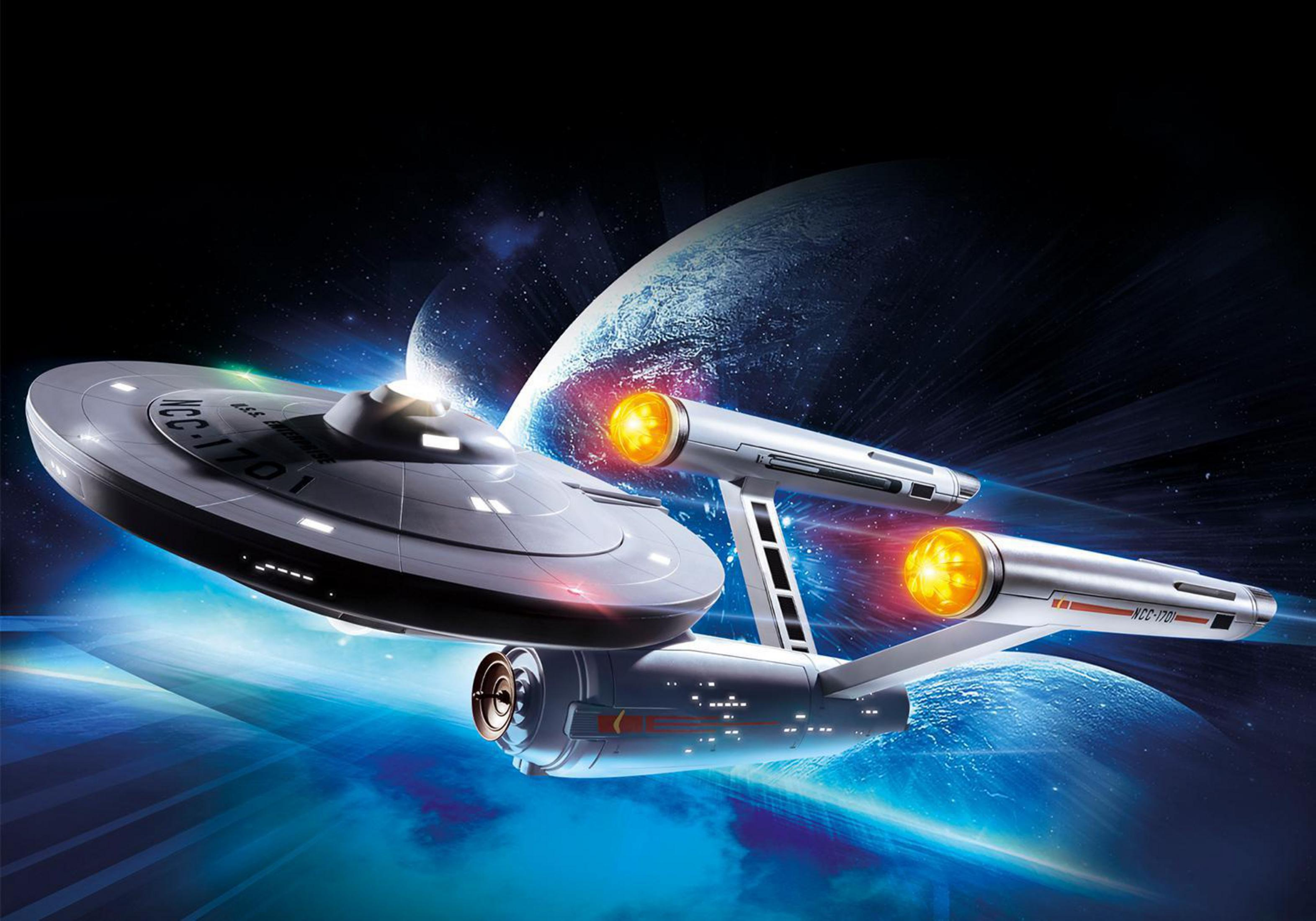L'astronave Enterprise di Star Trek vola nello spazio, con pianeti visibili sullo sfondo.