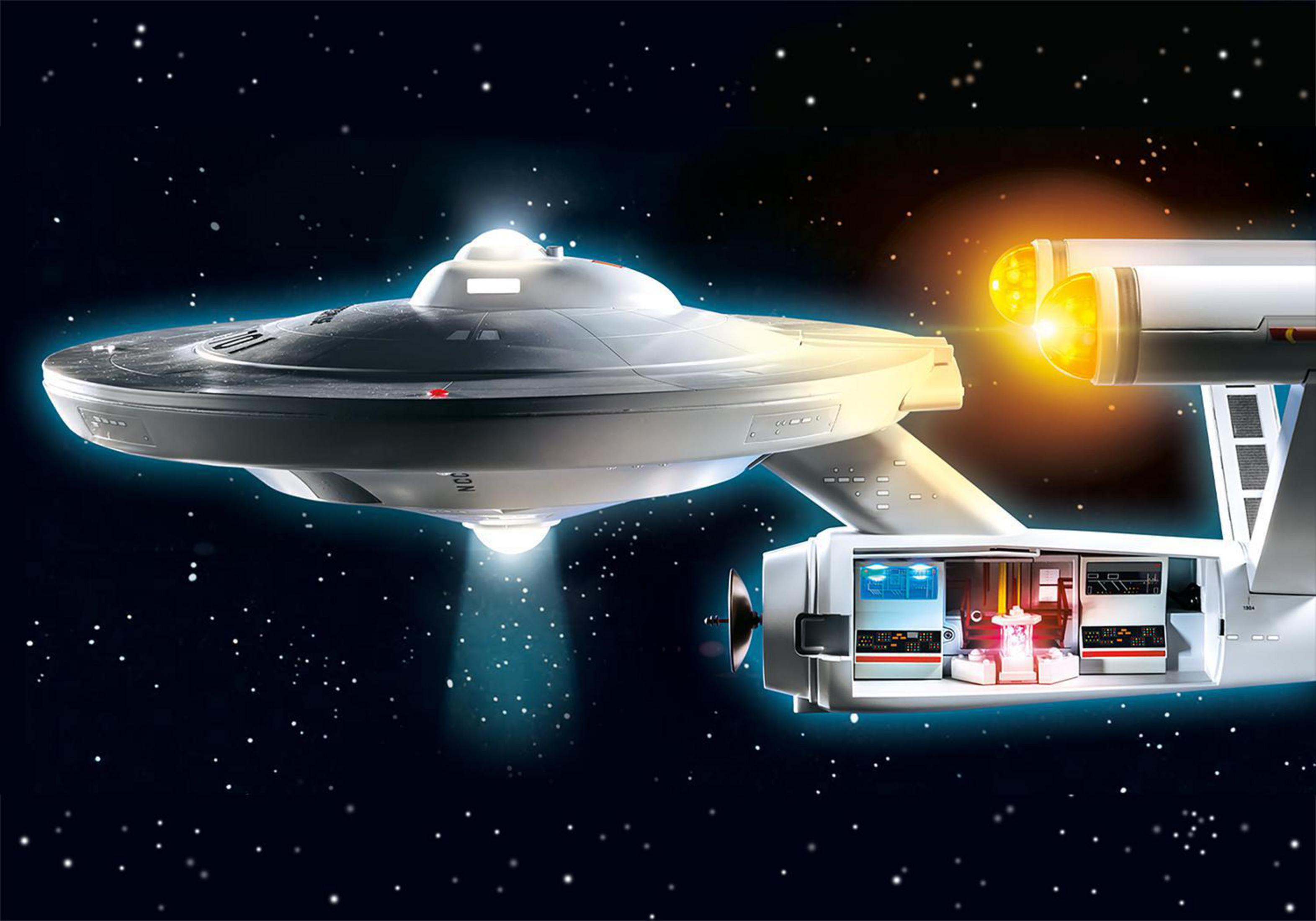 Modello dell'astronave Star Trek. Sezione a disco grigia, sezione ingegneristica bianca con luci arancioni, spazio.