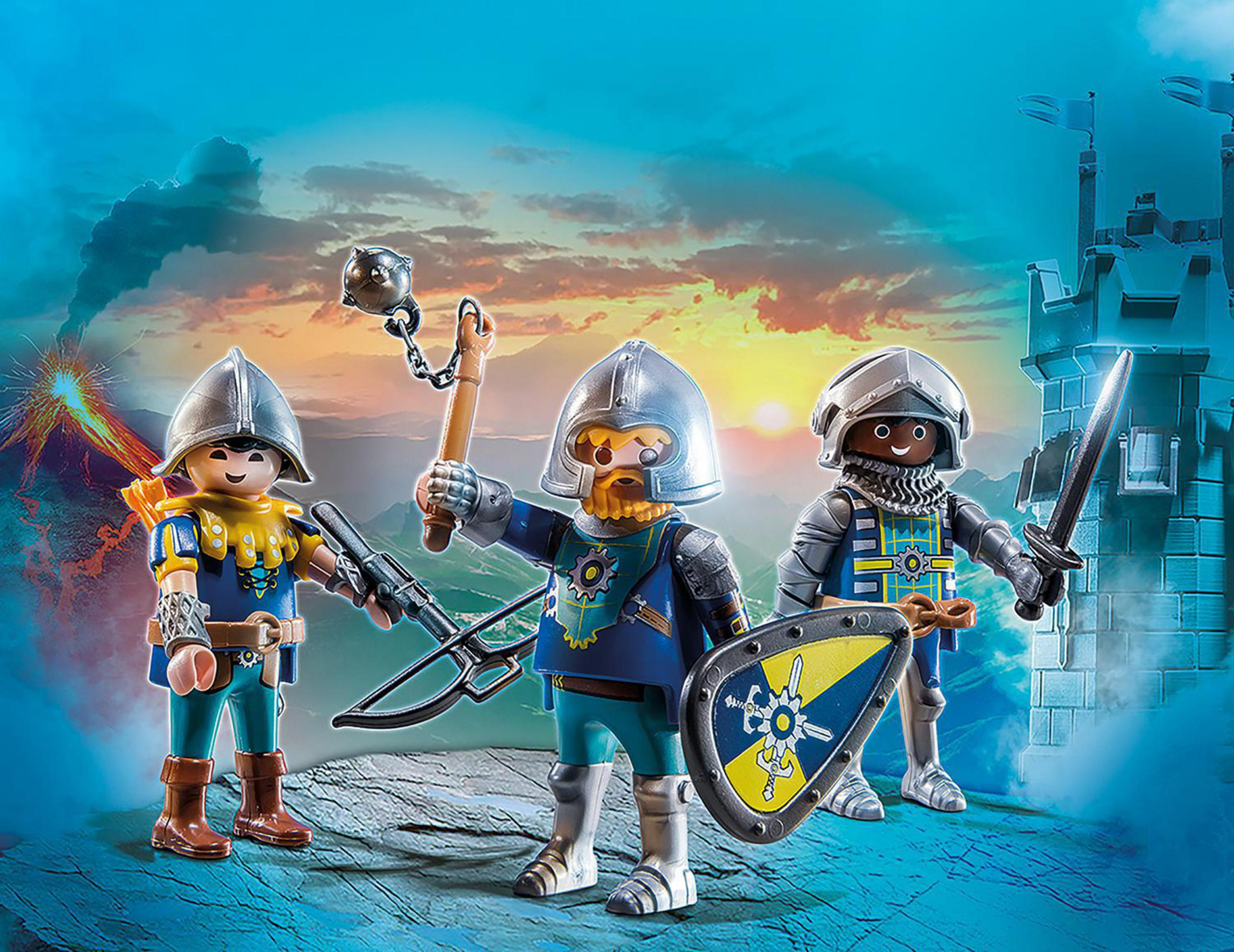 Figurki Playmobil: rycerze w zbrojach, z bronią, stojący na scenie.