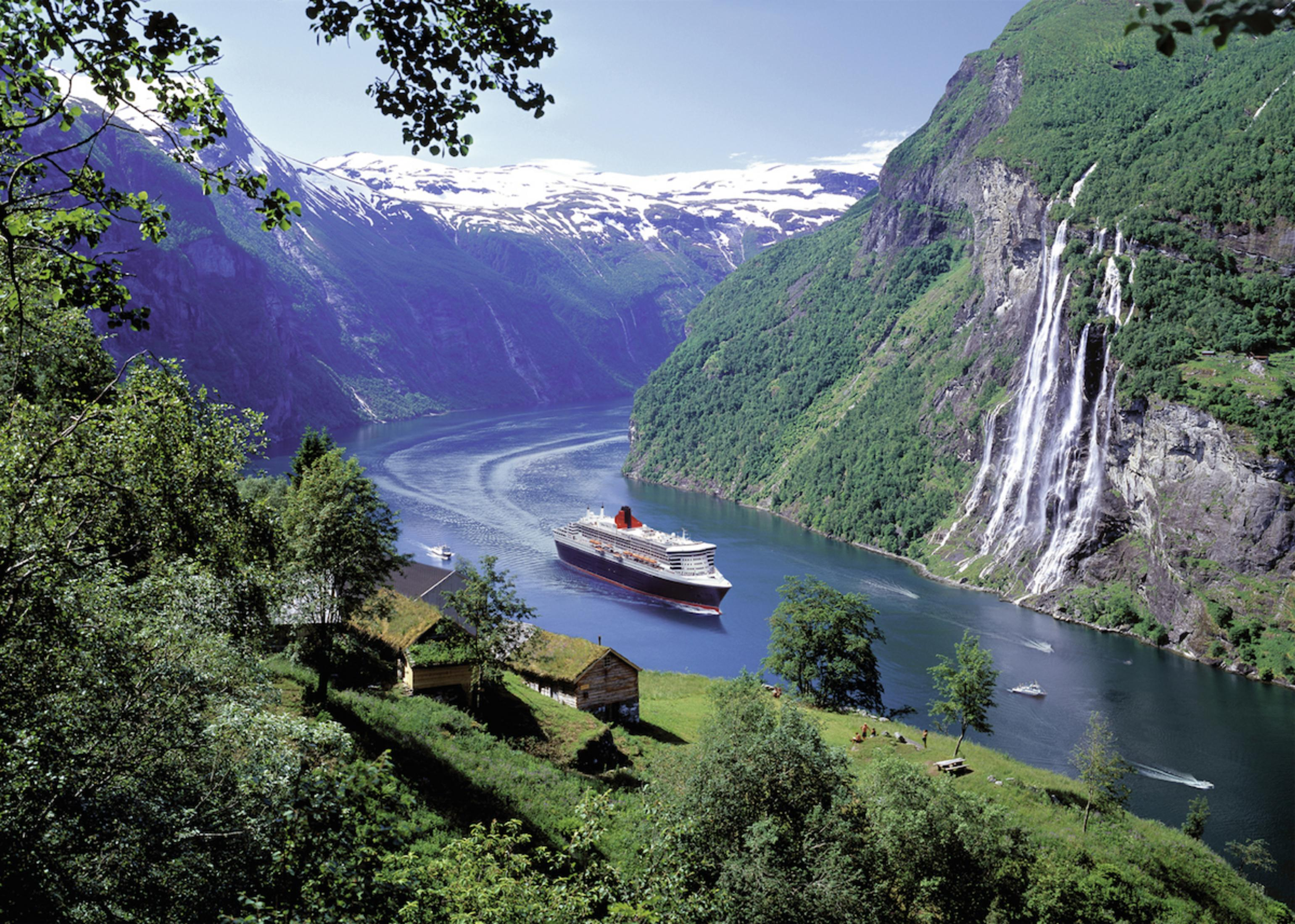 Landschaftliche Ansicht eines Kreuzfahrtschiffs in einem Fjord, Berge, Wasserfälle und Bäume.