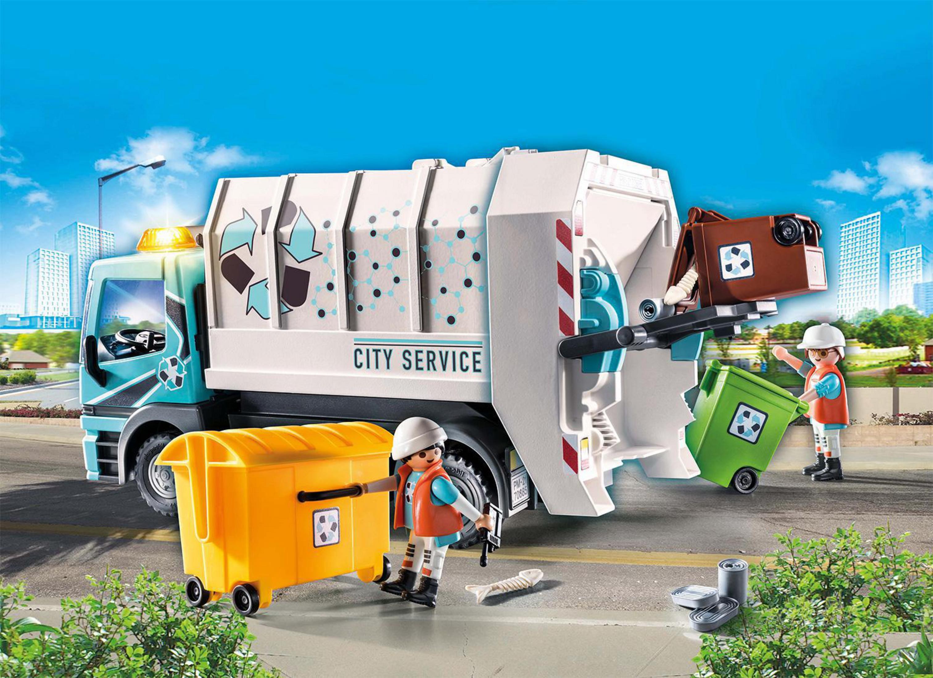 Spielzeug-Müllwagen mit Figuren, gelbe und grüne Mülltonnen, Stadt-Hintergrund, blauer Himmel.