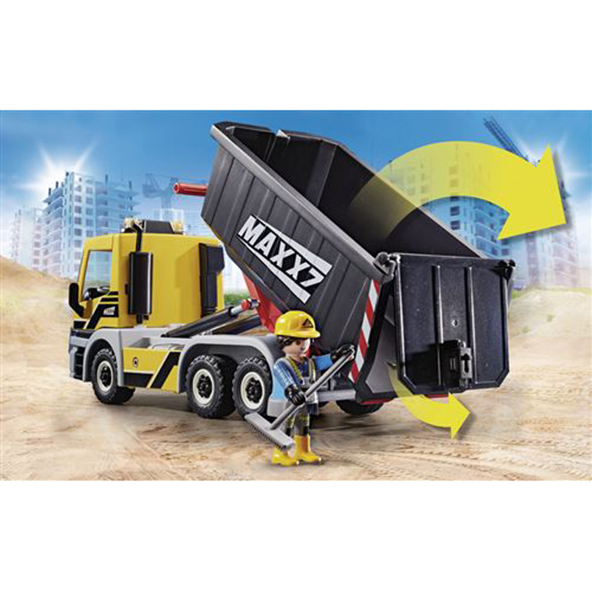 Ein Bauarbeiter und ein gelber LKW mit einem schwarzen Container, der auf einer Baustelle angehoben wird.