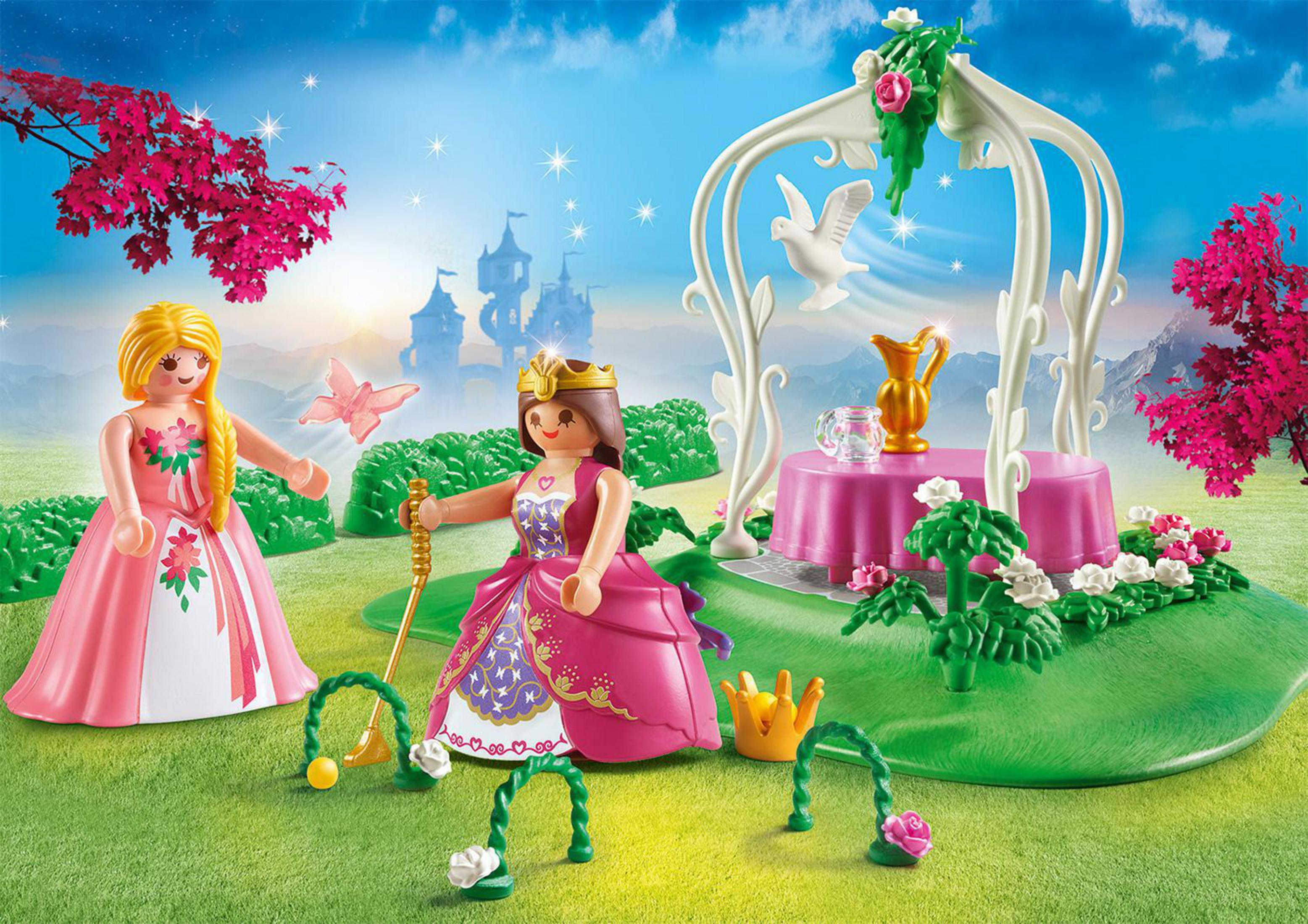 Zwei Playmobil-Prinzessinnen und ein Pavillon in einer Märchenkulisse mit Blumen und Bäumen.