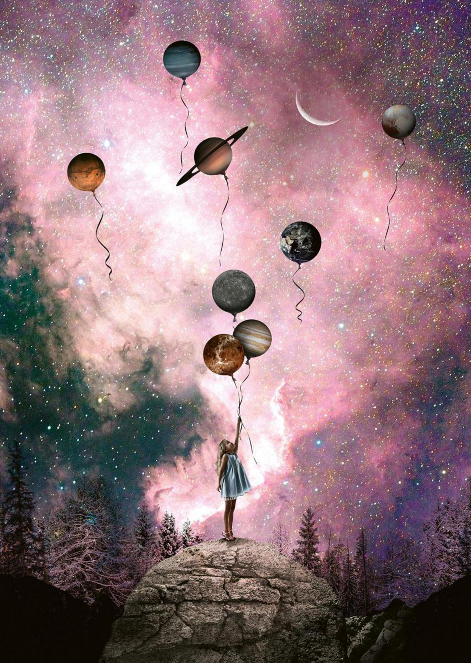 Eine Person hält Planetenballons in einem Sternenhimmel. Eine Person auf einem Felsen.