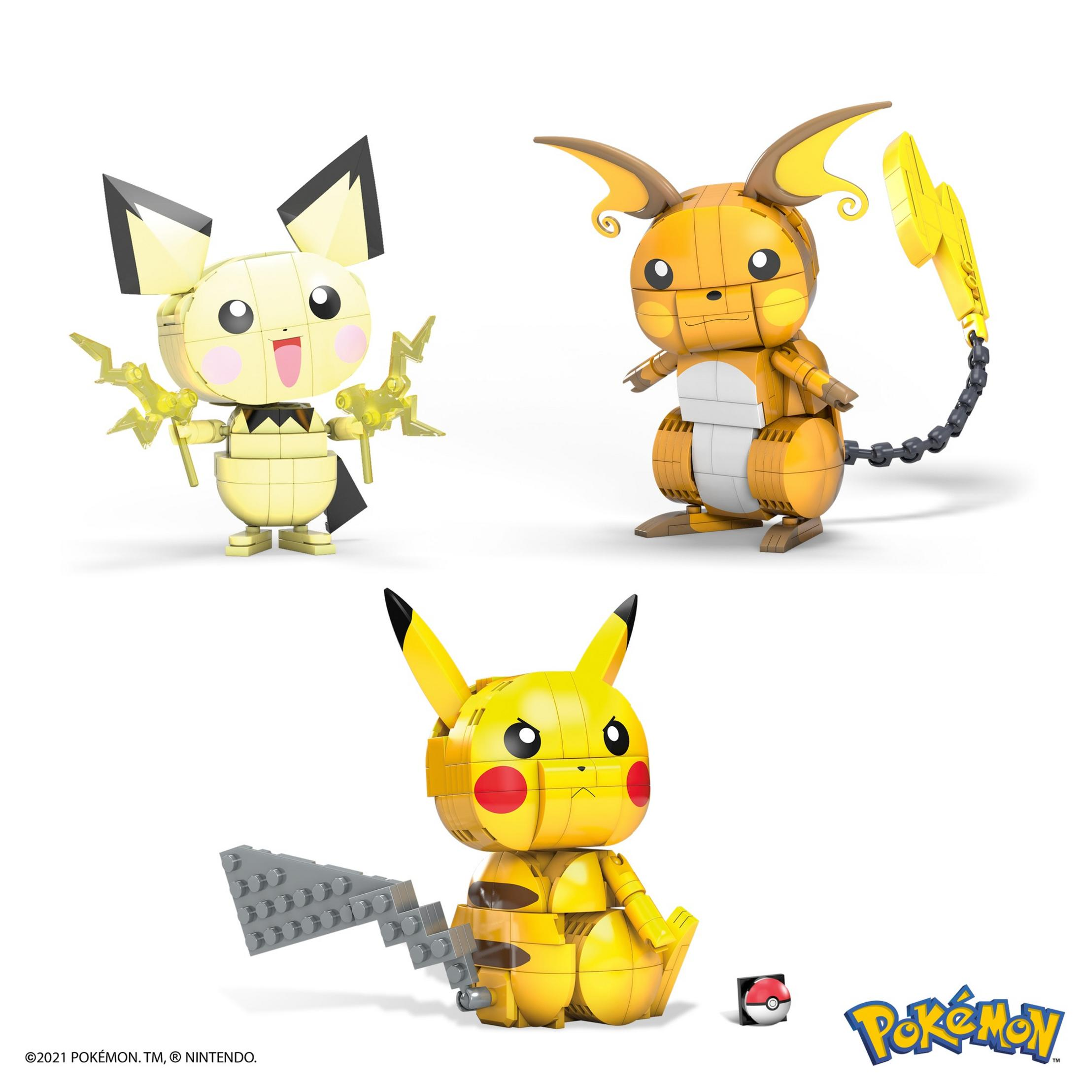 Trzy figurki Pikachu wykonane z kolorowych klocków. Białe tło.