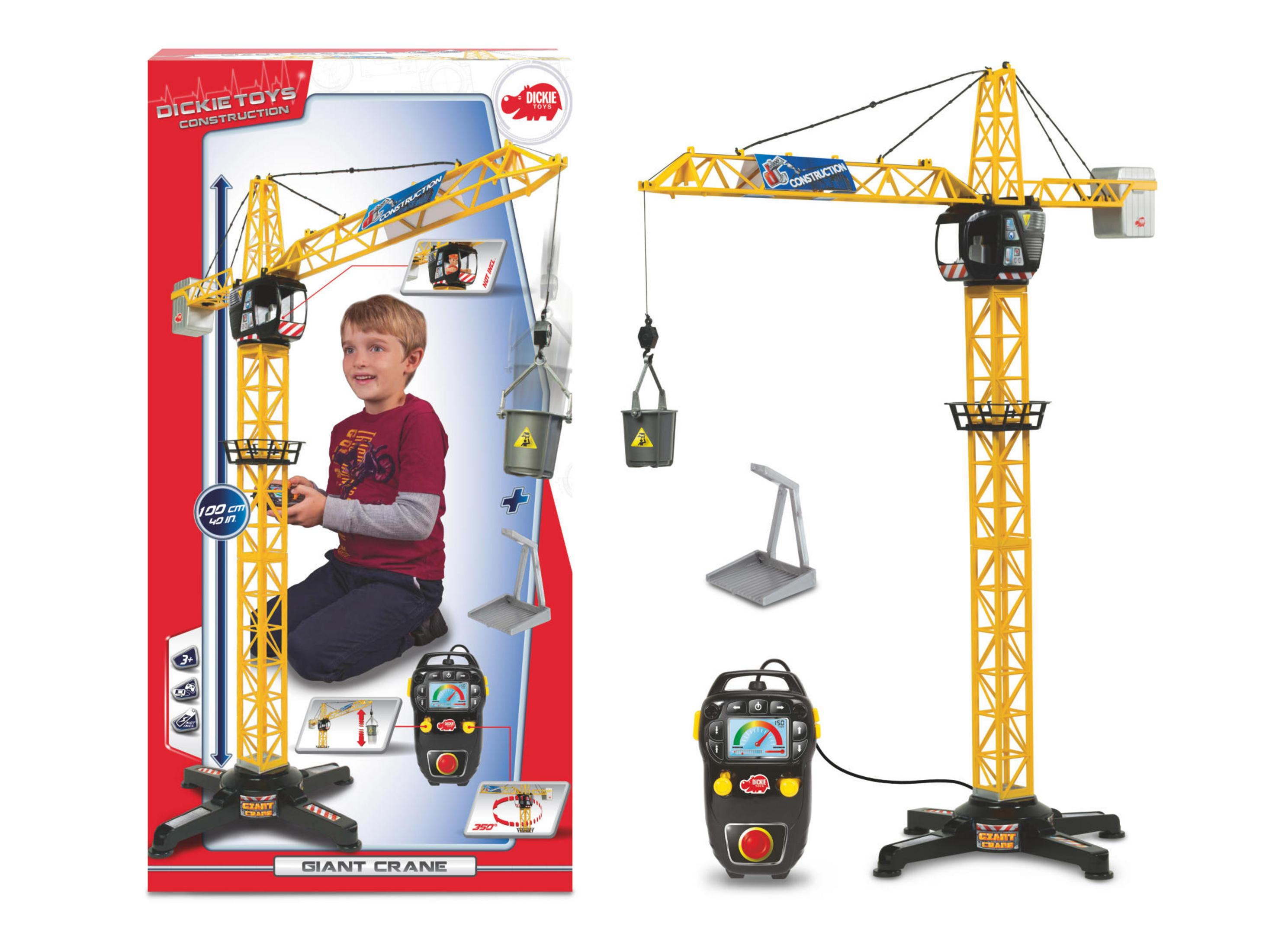 Spielzeugkran mit Box und einem Jungen, der mit dem Kran spielt. Mit Bedienfeld.