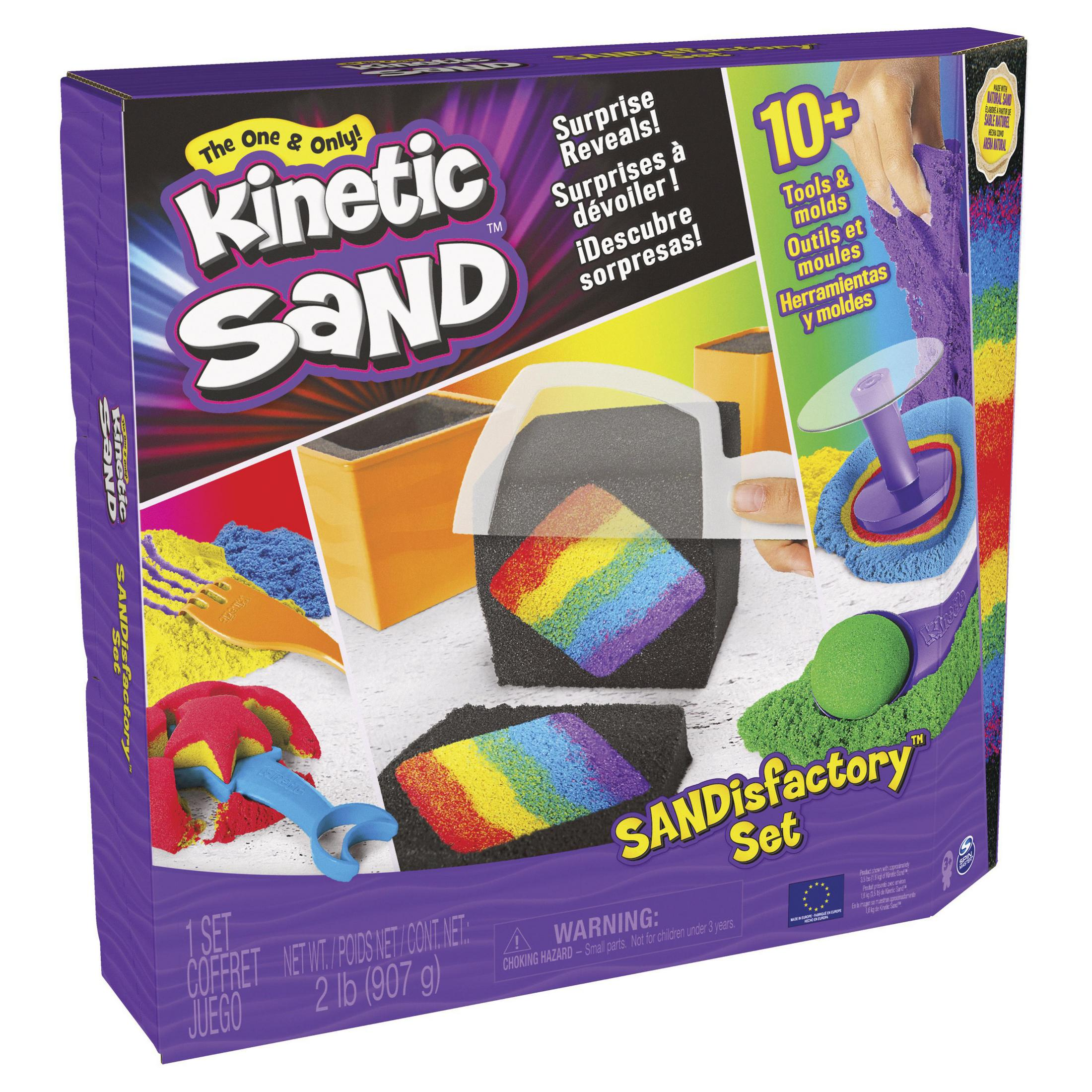 Kit de boîte Kinetic Sand avec outils et moules, montrant des créations colorées.
