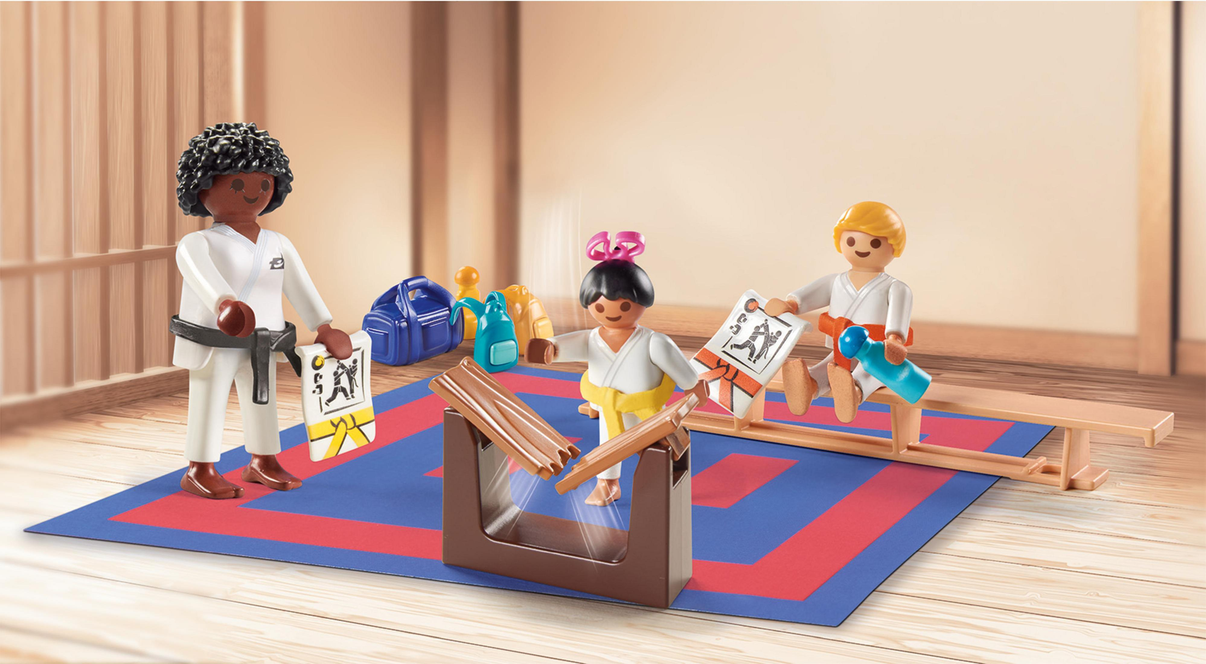 Zestaw judo Playmobil z trzema figurkami, matami i deską do łamania.