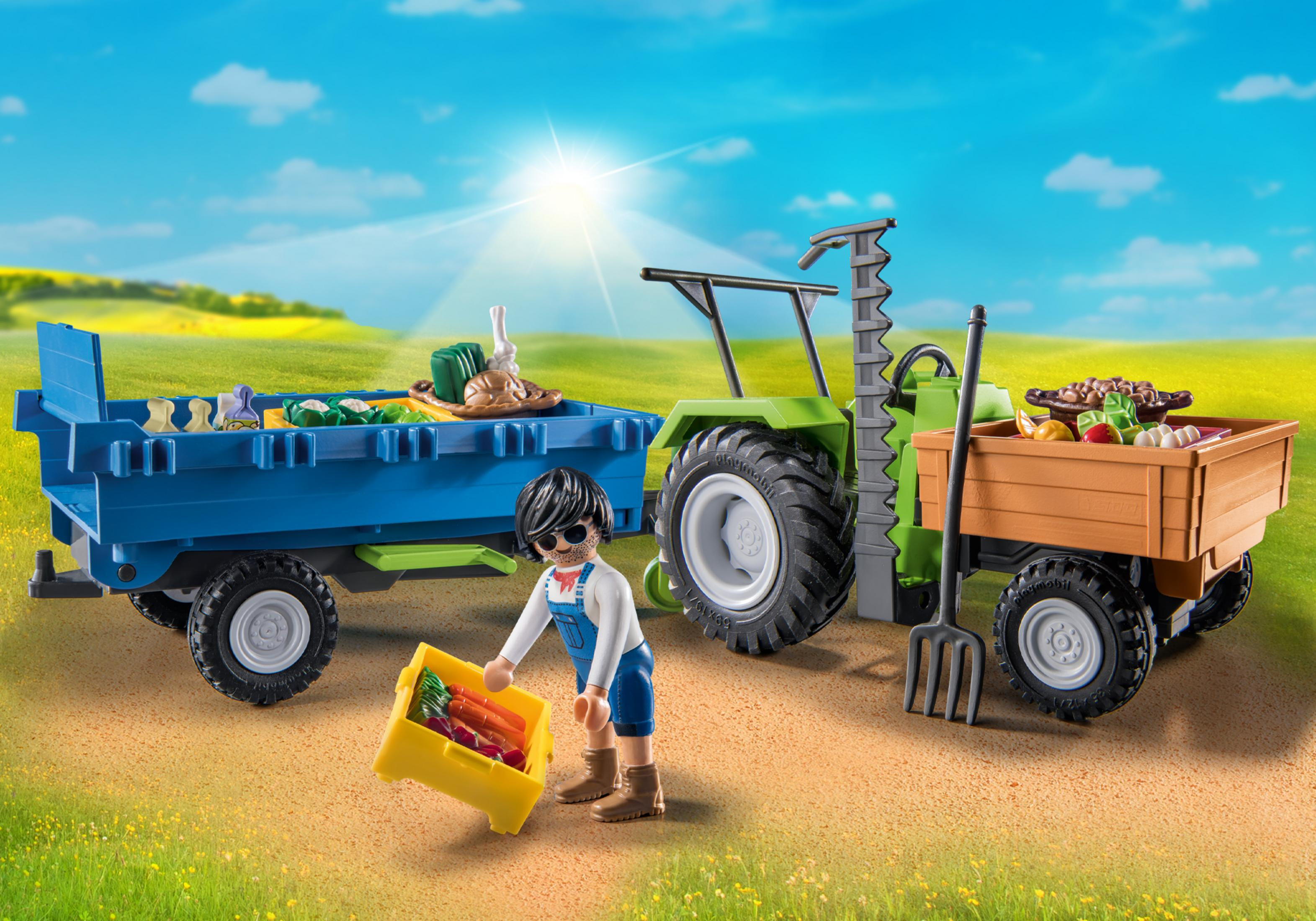 Ein Spielzeugtraktor mit Anhängern, beladen mit Gemüse, und ein Spielzeugbauer, der Karotten pflückt.