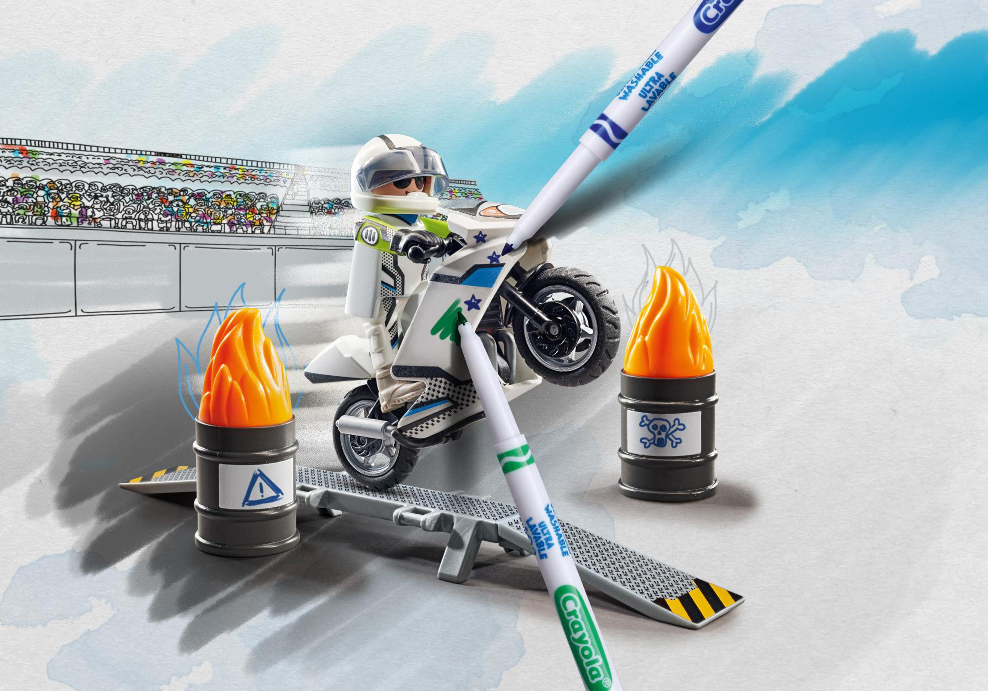 Ein Spielzeug-Motorradfahrer, der über Hindernisse springt, mit Buntstiften im Hintergrund. Szene im Cartoon-Stil.