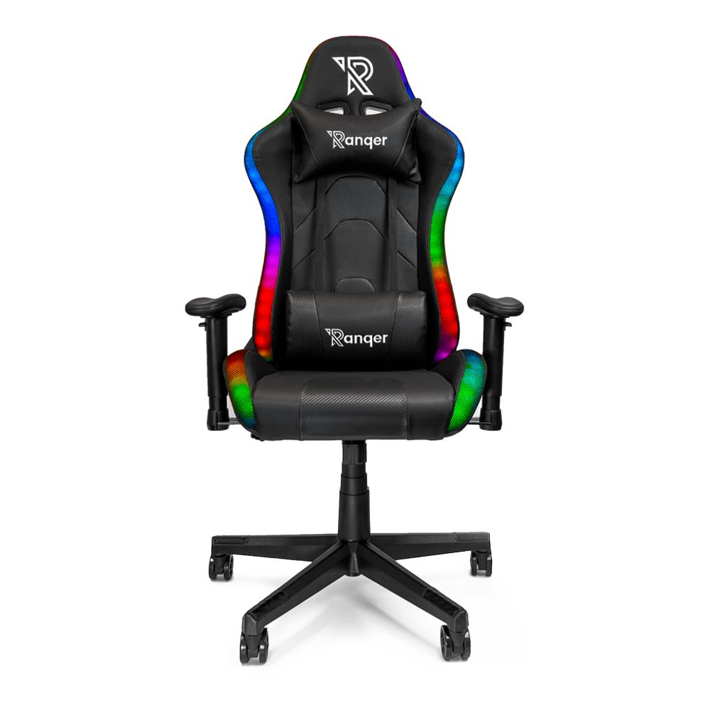 Schwarzer Gaming-Stuhl mit RGB-Beleuchtung an den Rändern. Er steht vor weißem Hintergrund.