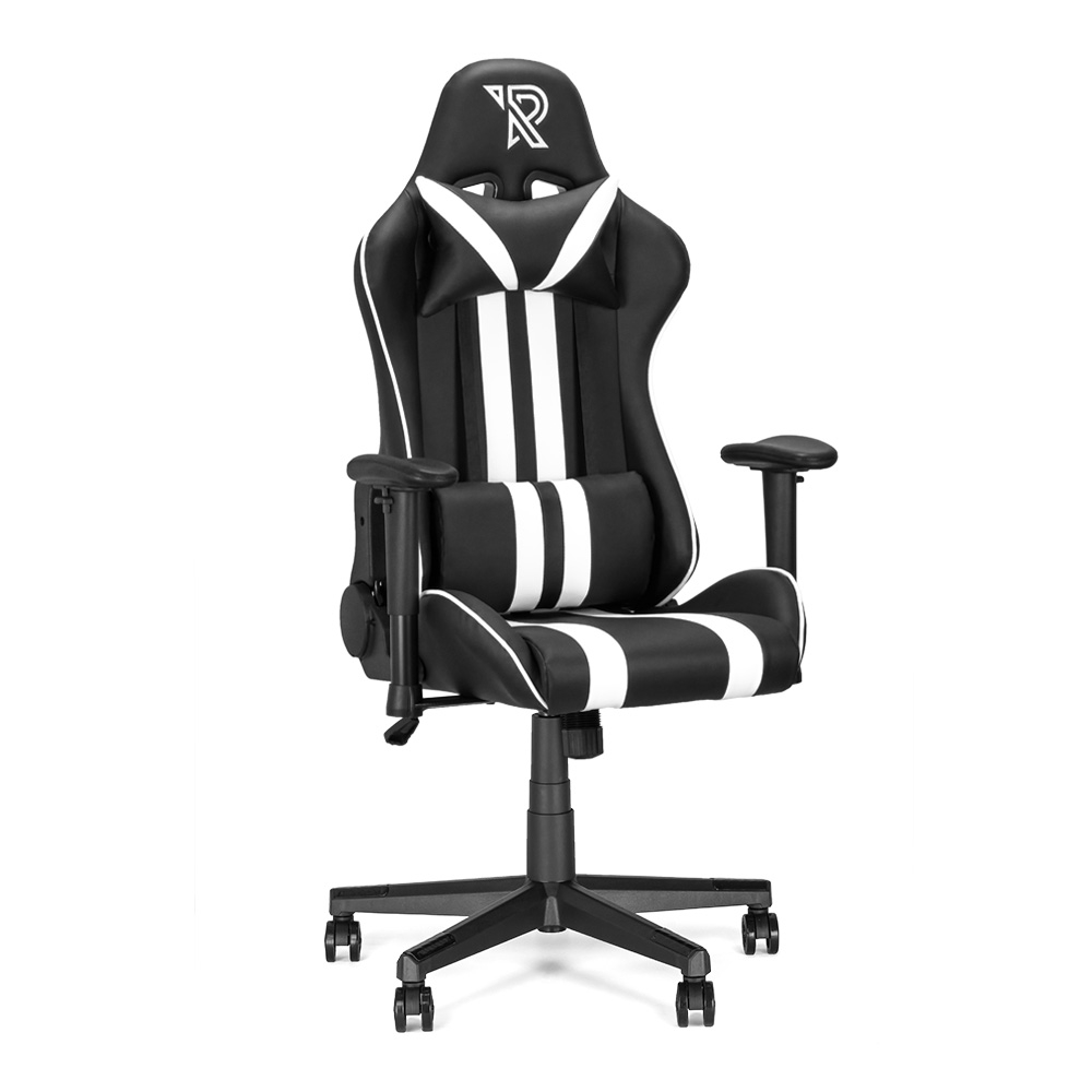 Une chaise de jeu noire et blanche. Elle a un appui-tête avec un logo, des accoudoirs et une base à cinq roues.